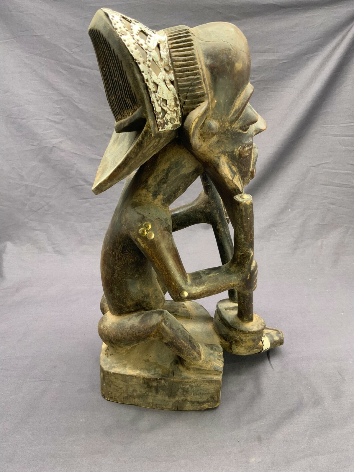 AFRIKA SKULPTUR SITZENDER MANN METALLAPPLIKEN ANTIK HOLZ HANDGESCHNITZT 42cm – Bild 3