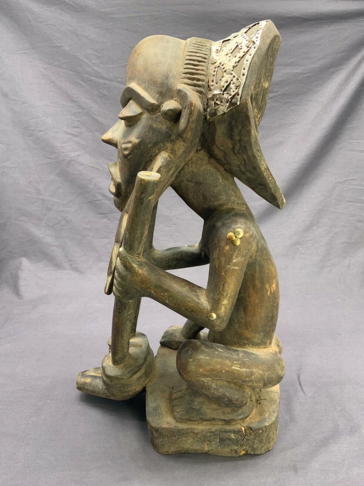 AFRIKA SKULPTUR SITZENDER MANN METALLAPPLIKEN ANTIK HOLZ HANDGESCHNITZT 42cm – Bild 4
