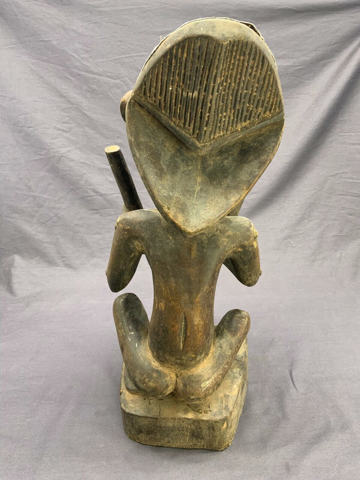 AFRIKA SKULPTUR SITZENDER MANN METALLAPPLIKEN ANTIK HOLZ HANDGESCHNITZT 42cm – Bild 5