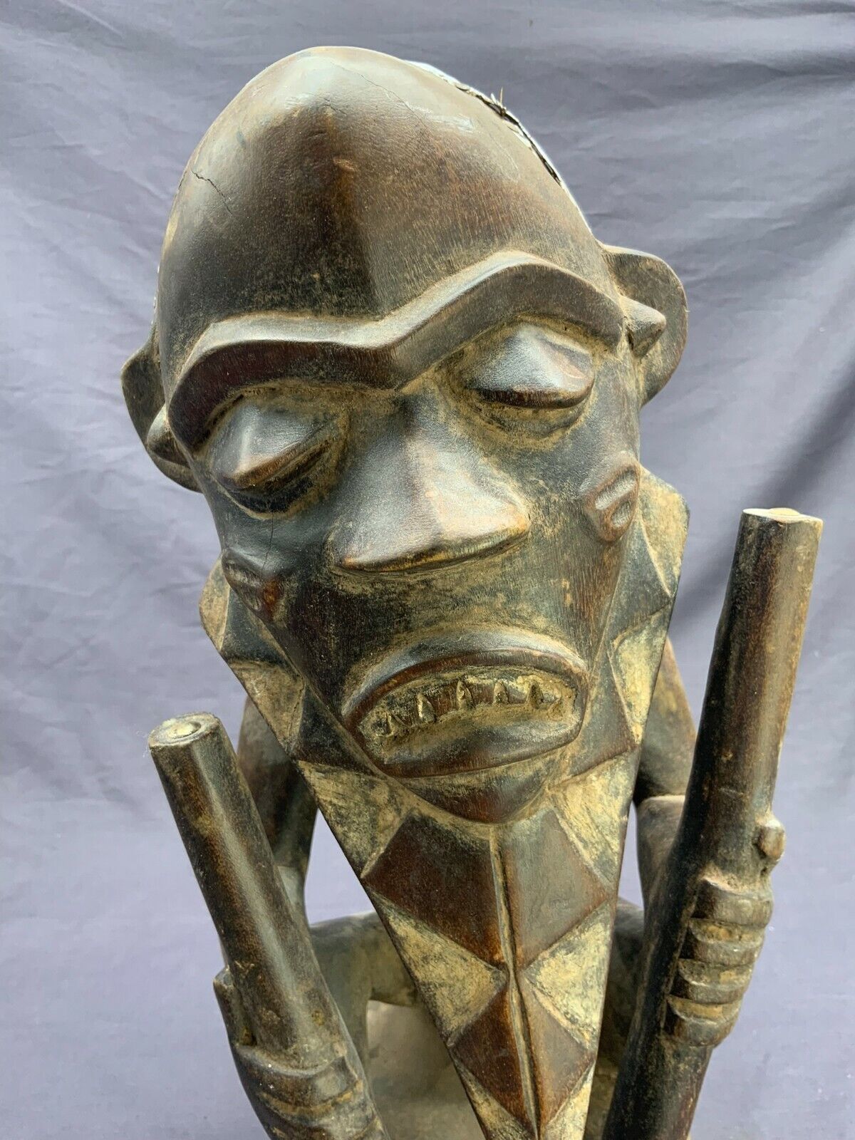 AFRIKA SKULPTUR SITZENDER MANN METALLAPPLIKEN ANTIK HOLZ HANDGESCHNITZT 42cm – Bild 6