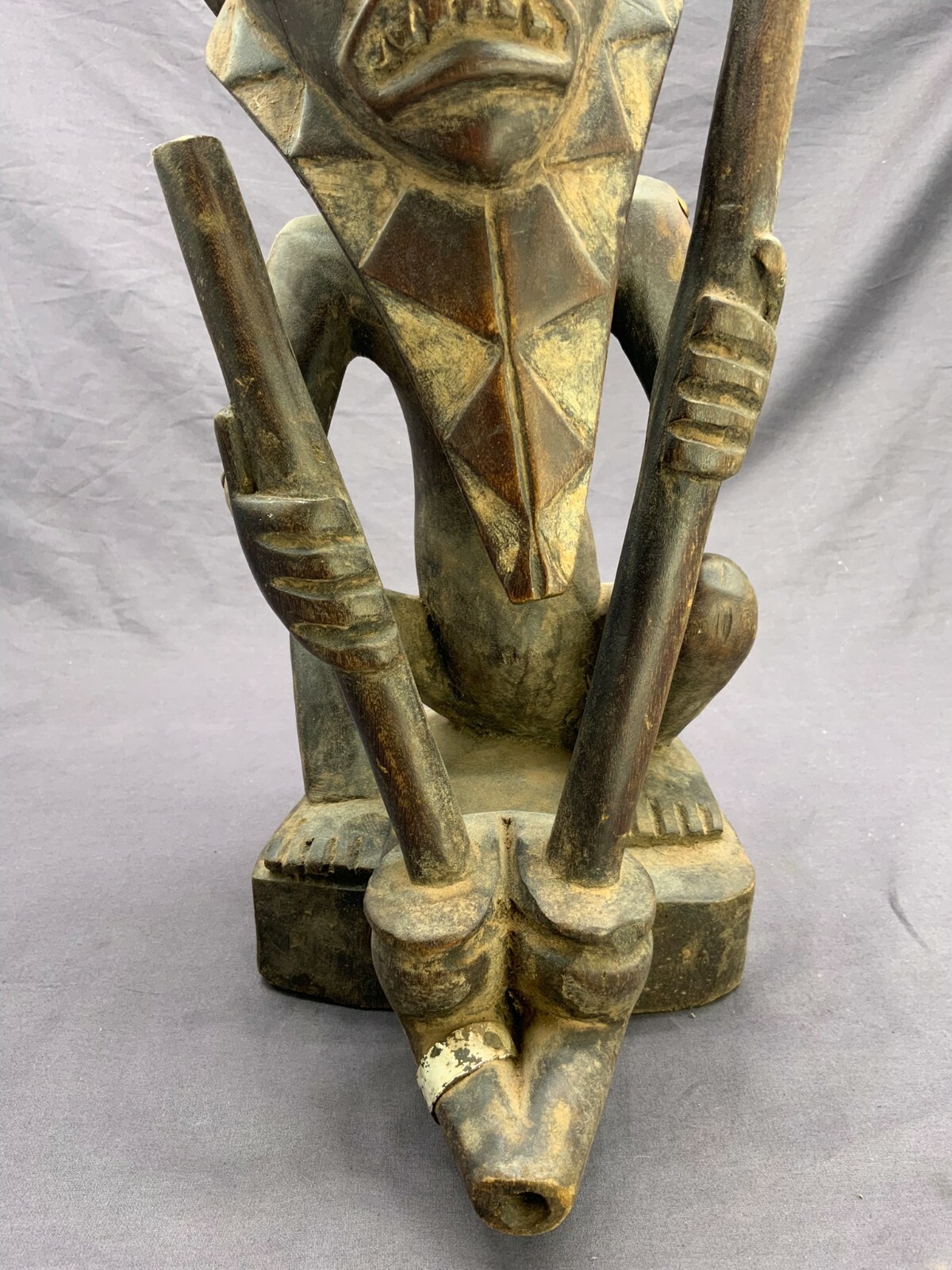 AFRIKA SKULPTUR SITZENDER MANN METALLAPPLIKEN ANTIK HOLZ HANDGESCHNITZT 42cm – Bild 7