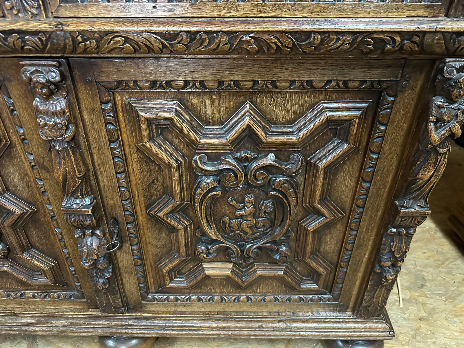 ANTIKER RENAISSANCE SCHRANK HOLLAND 17/18 TES JHDT PRUNKSCHNITZWERK LÖWENKÖPFE – Bild 5