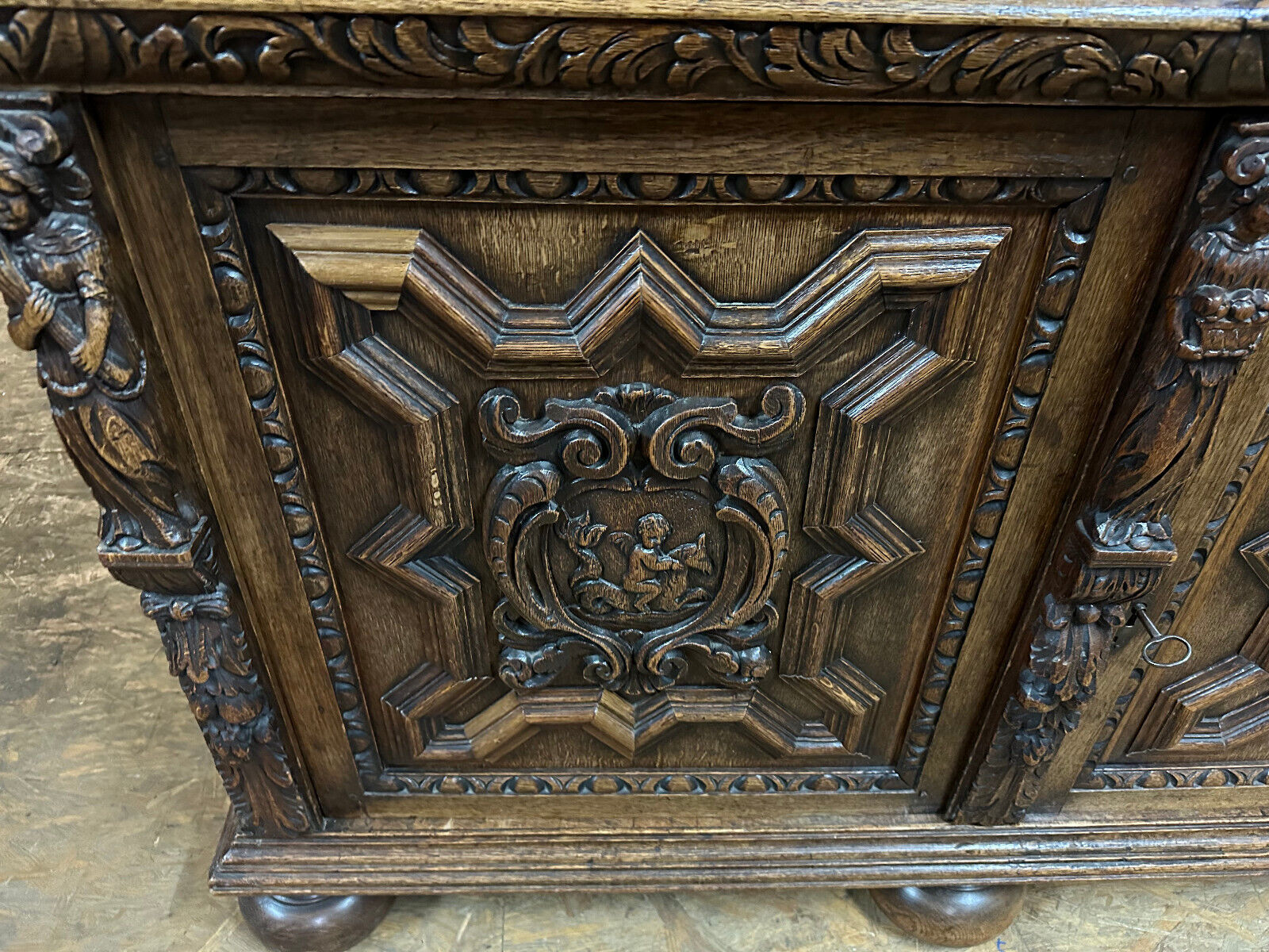 ANTIKER RENAISSANCE SCHRANK HOLLAND 17/18 TES JHDT PRUNKSCHNITZWERK LÖWENKÖPFE – Bild 9