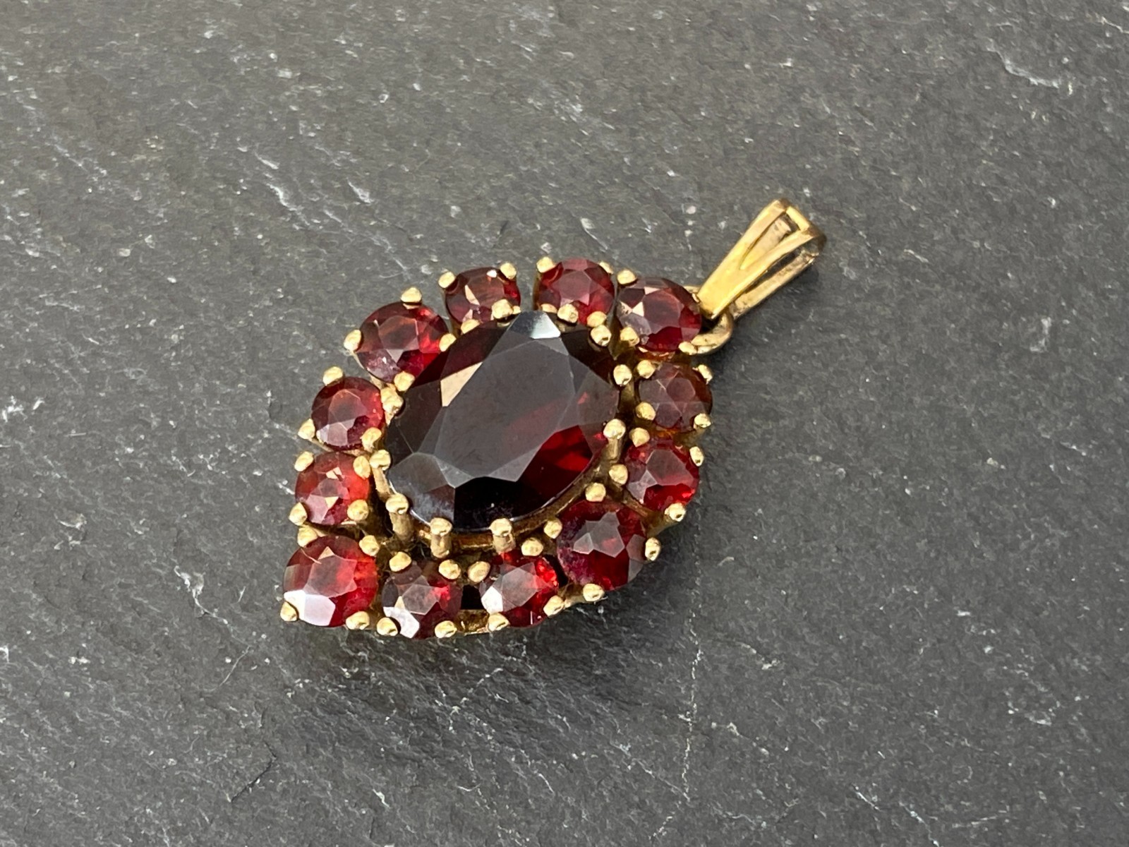 ANTIKER BÖHMEN ANHÄNGER GOLD 333 MIT GRANAT