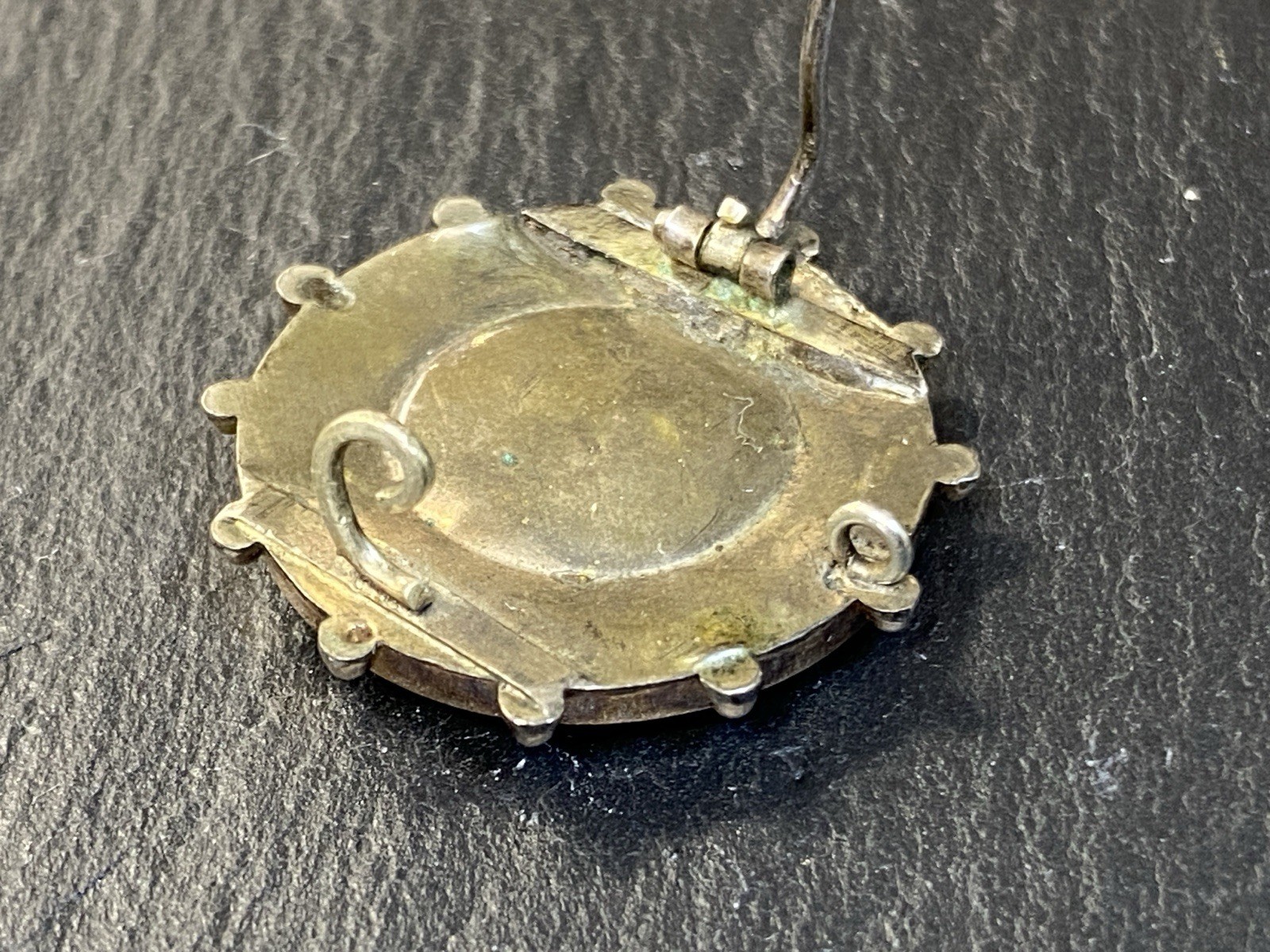 BROSCHE ANHÄNGER KETTE KETTENANHÄNGER GRANAT GRAVUR GRAVUREN METALL VERGOLDET – Bild 11