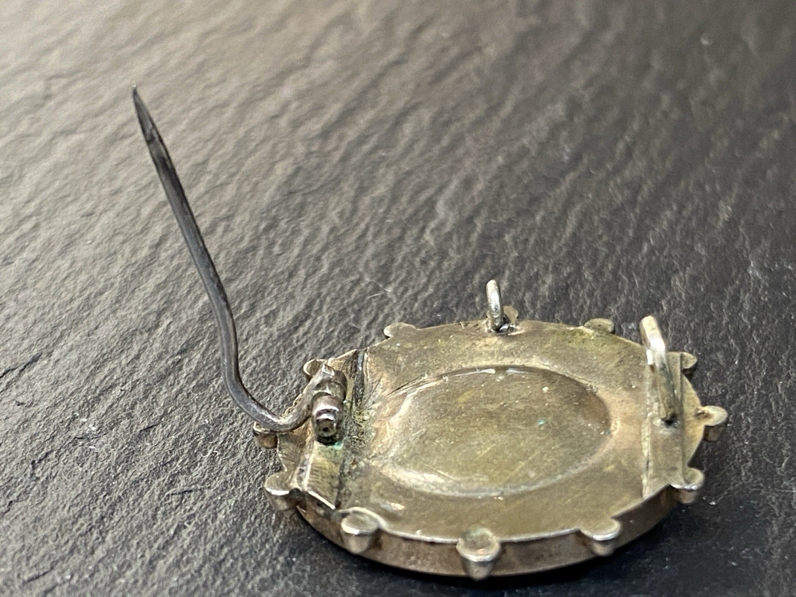 BROSCHE ANHÄNGER KETTE KETTENANHÄNGER GRANAT GRAVUR GRAVUREN METALL VERGOLDET – Bild 12