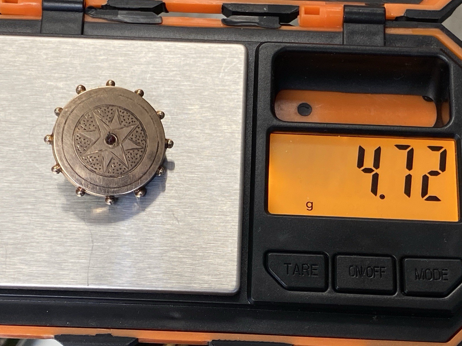 BROSCHE ANHÄNGER KETTE KETTENANHÄNGER GRANAT GRAVUR GRAVUREN METALL VERGOLDET – Bild 14