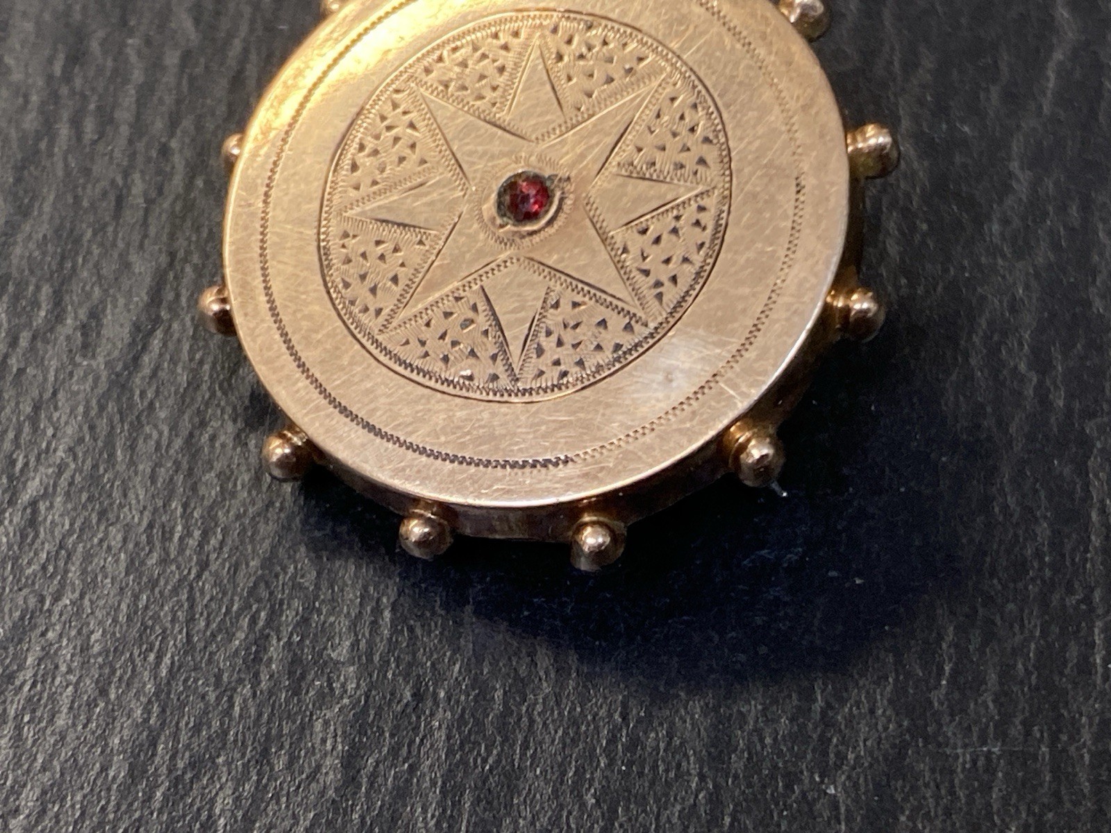 BROSCHE ANHÄNGER KETTE KETTENANHÄNGER GRANAT GRAVUR GRAVUREN METALL VERGOLDET – Bild 7