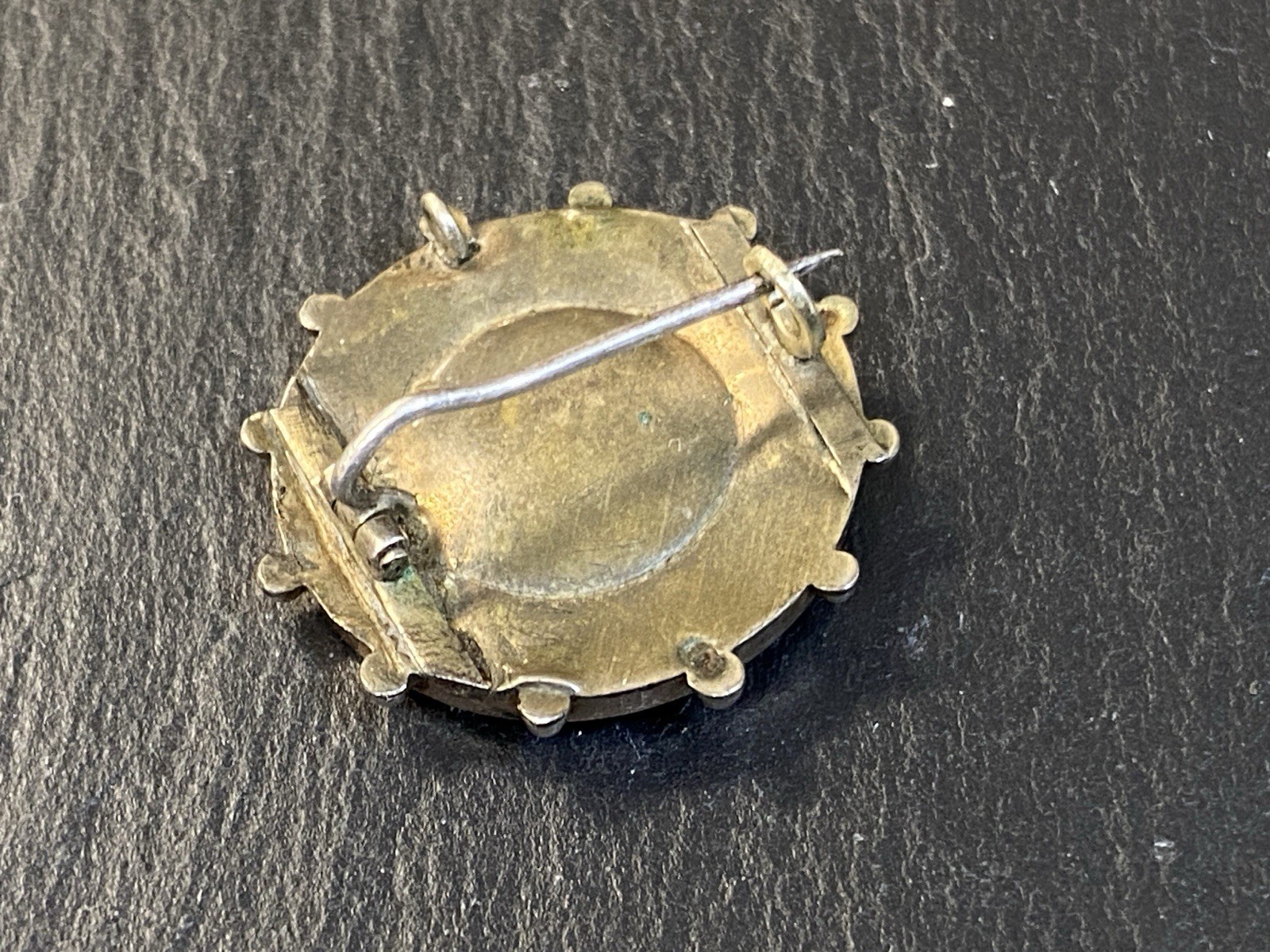 BROSCHE ANHÄNGER KETTE KETTENANHÄNGER GRANAT GRAVUR GRAVUREN METALL VERGOLDET – Bild 9