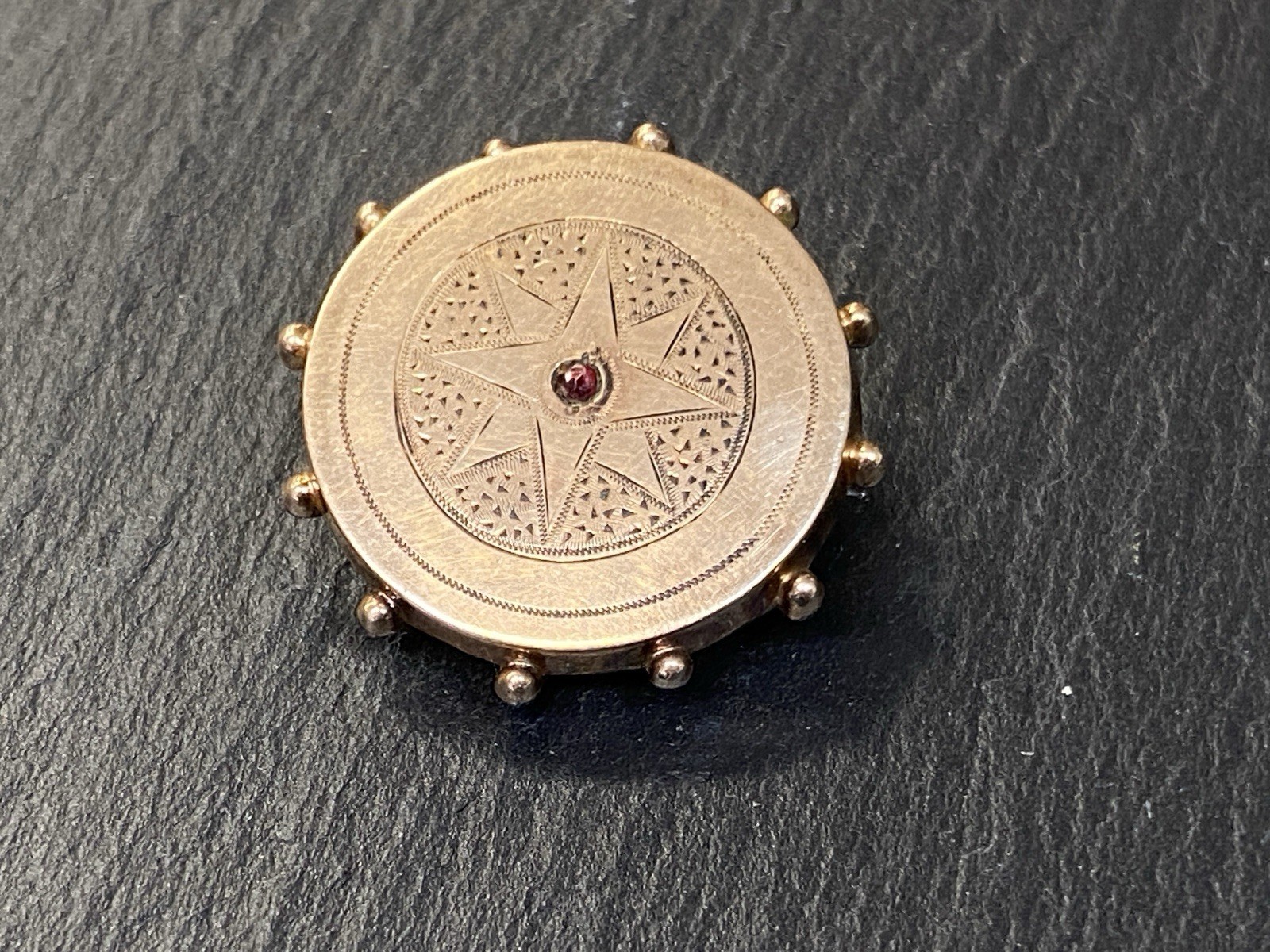 BROSCHE ANHÄNGER KETTE KETTENANHÄNGER GRANAT GRAVUR GRAVUREN METALL VERGOLDET