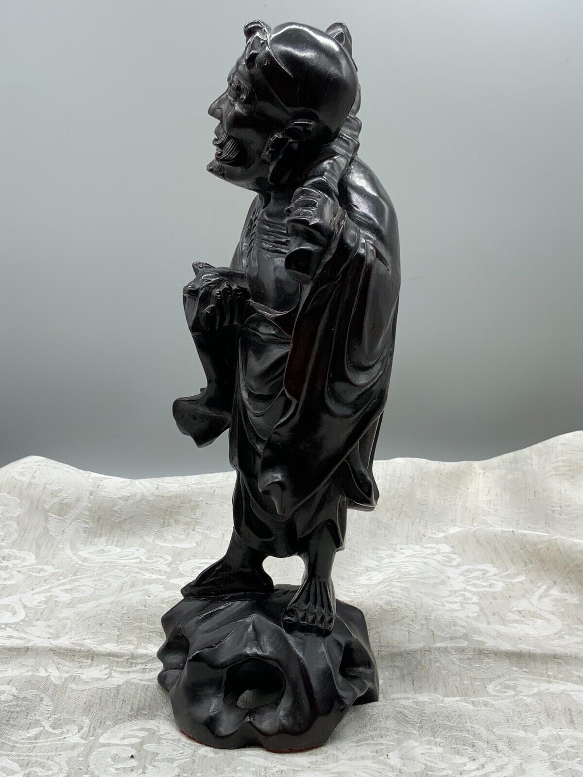 CHINA SKULPTUR AUS HOLZ MASSIV HANDGESCHNITZT STEHENDER MANN 37cm – Bild 3