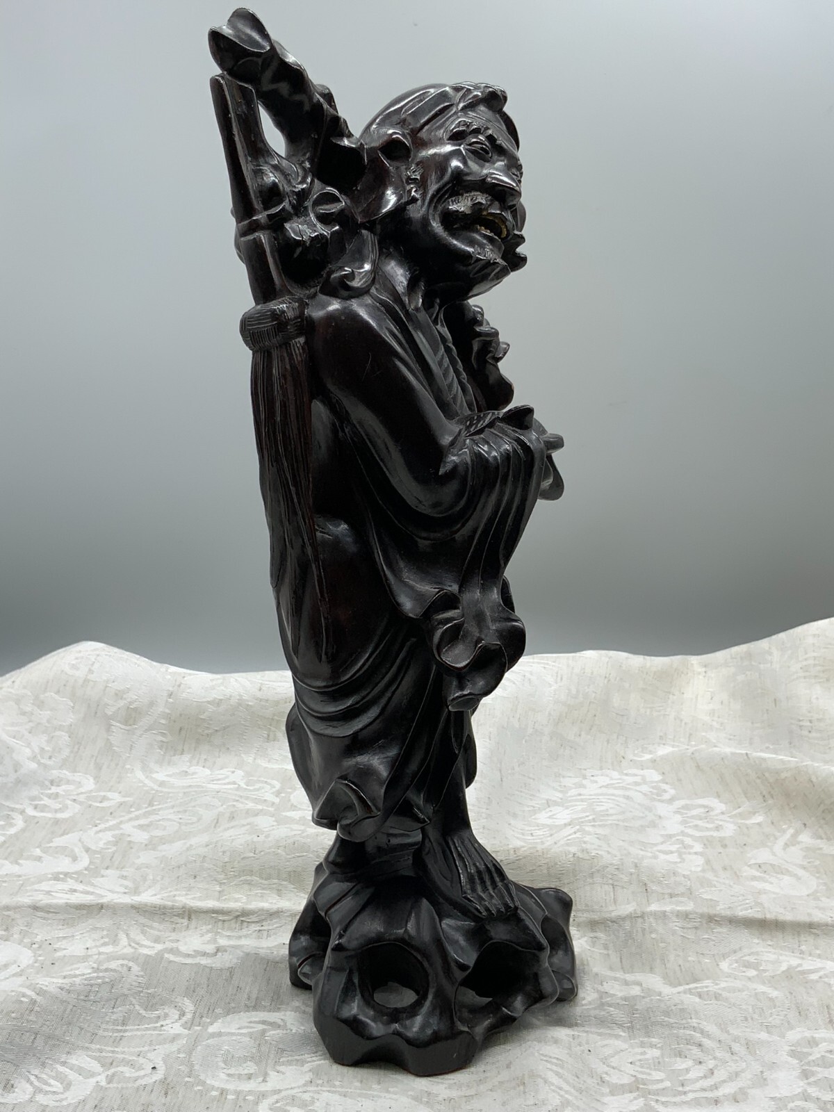 CHINA SKULPTUR AUS HOLZ MASSIV HANDGESCHNITZT STEHENDER MANN 37cm – Bild 5
