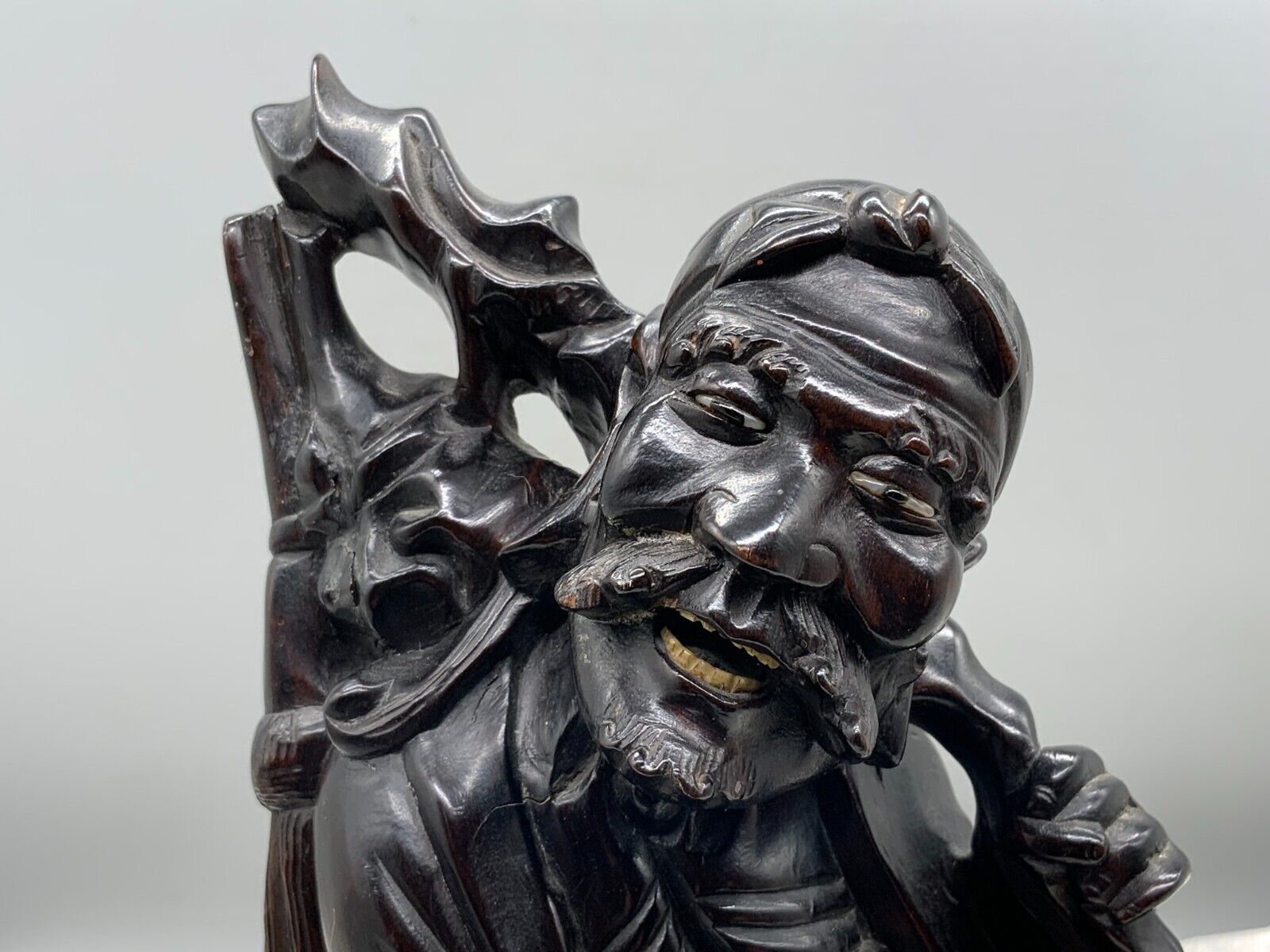 CHINA SKULPTUR AUS HOLZ MASSIV HANDGESCHNITZT STEHENDER MANN 37cm – Bild 6