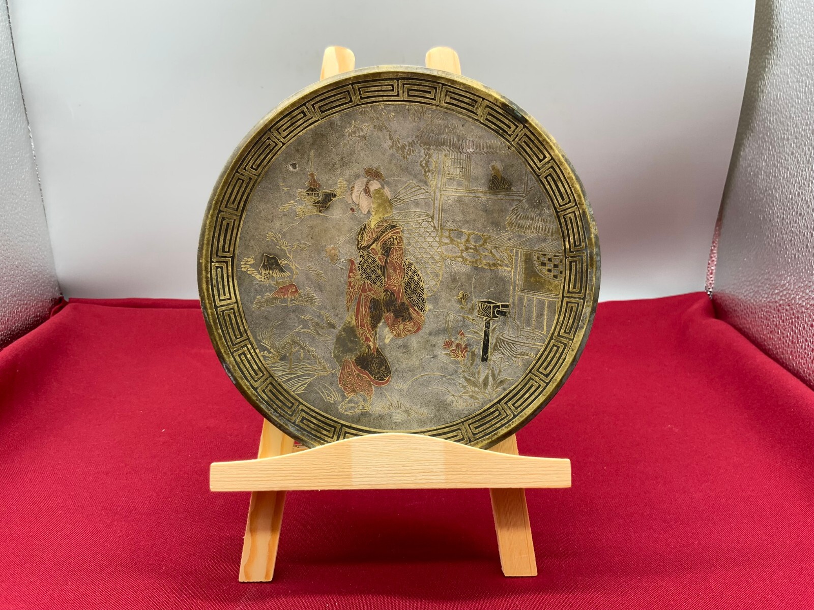 ANTIKER JAPAN TELLER AUS GELBGUSS / MESSING MIT EMAILLE DEKOR 19 TES JHDT