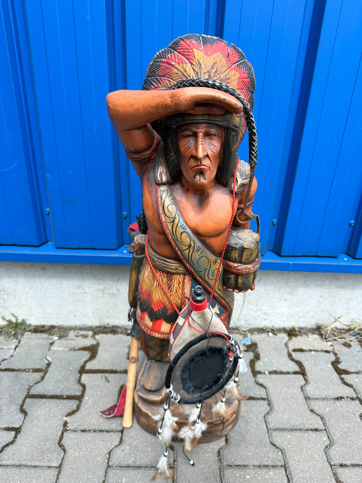 96cm GROSSE SKULPTUR AUS HOLZ HANDBEMALT INDIANER