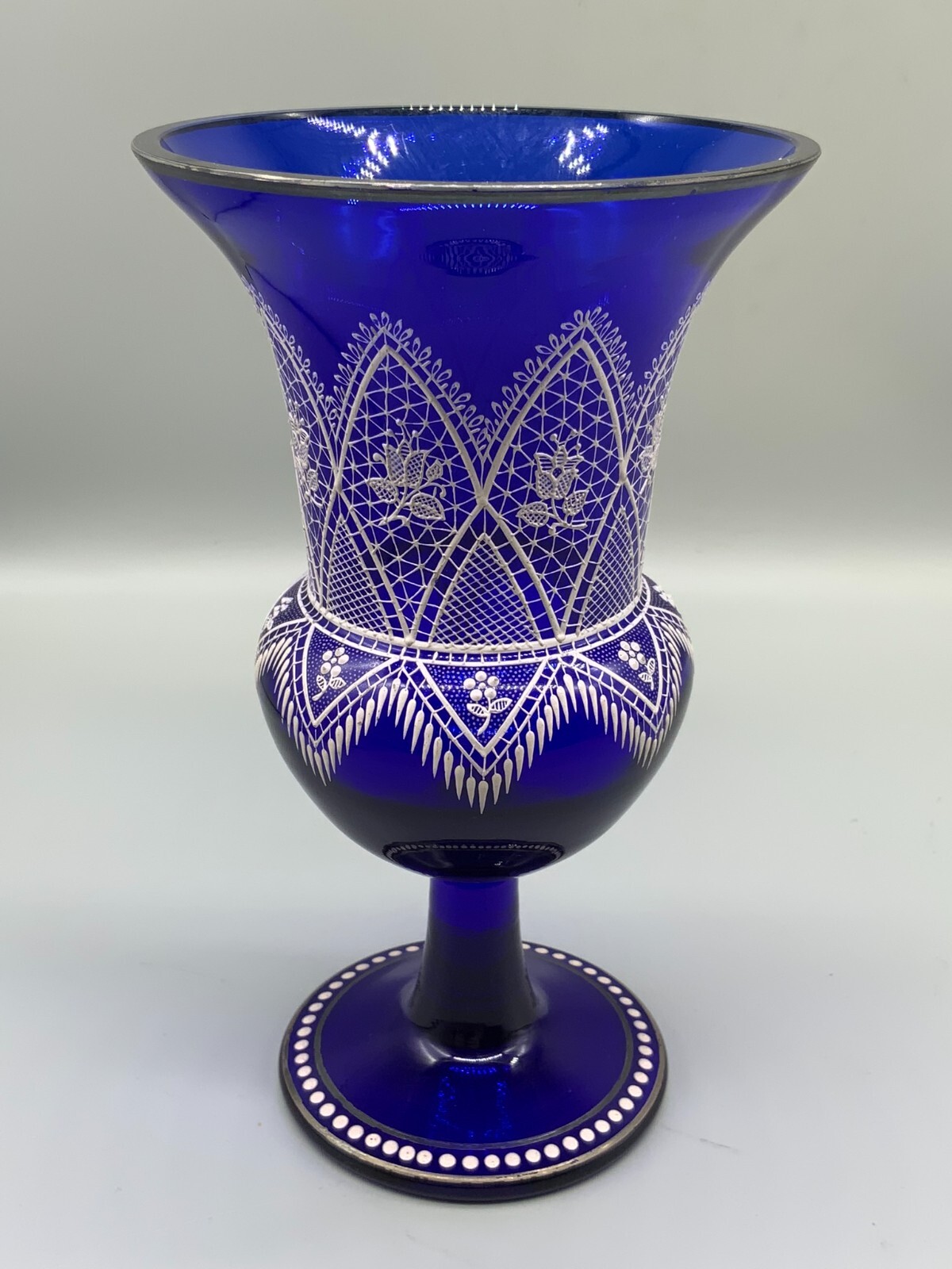 PARAD PRUNKVASE AUS GLAS MIT EMAILLEMALEREI SPITZENMALEREI UNGARN