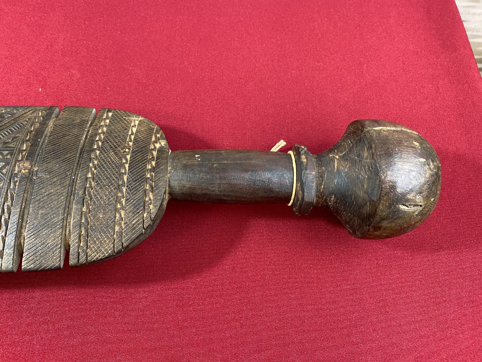 AFRIKANISCHE SCHNITZEREI PADEL HOLZ MASSIV HANDGESCHNITZT TOLLE PATINA 78cm – Bild 13