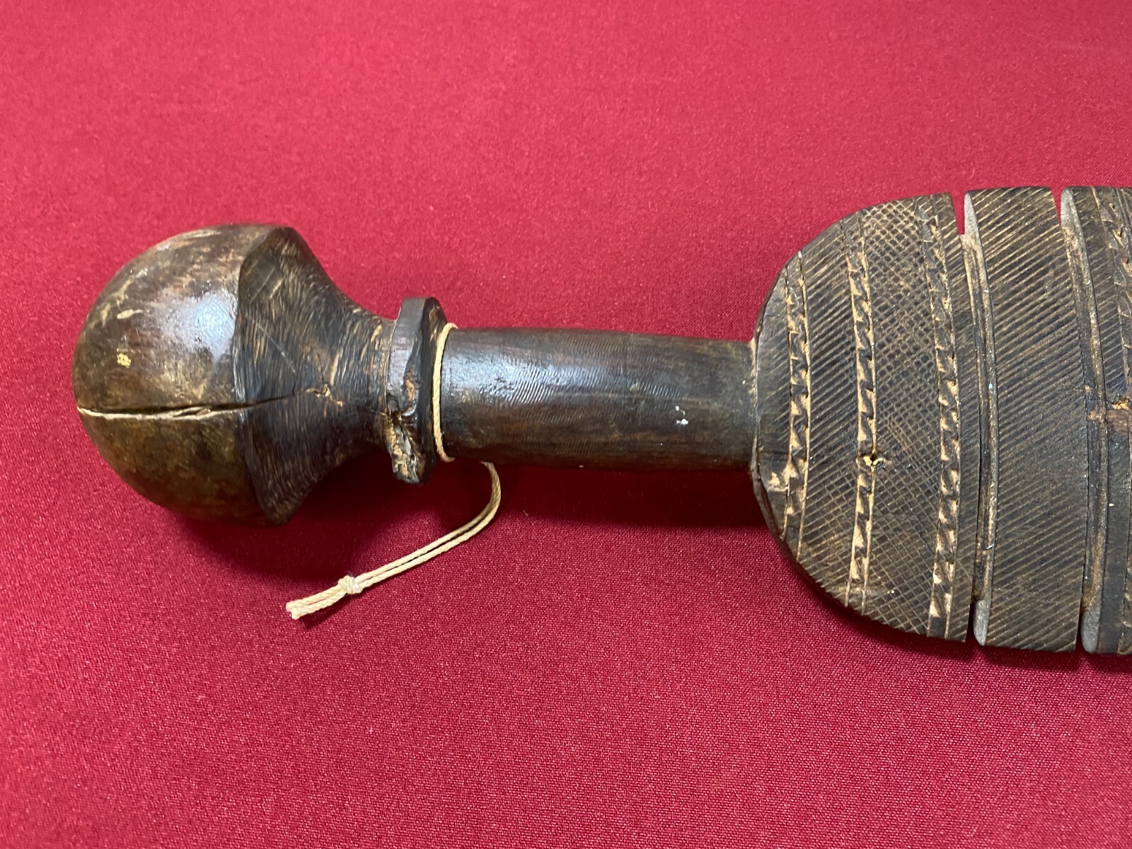 AFRIKANISCHE SCHNITZEREI PADEL HOLZ MASSIV HANDGESCHNITZT TOLLE PATINA 78cm – Bild 3