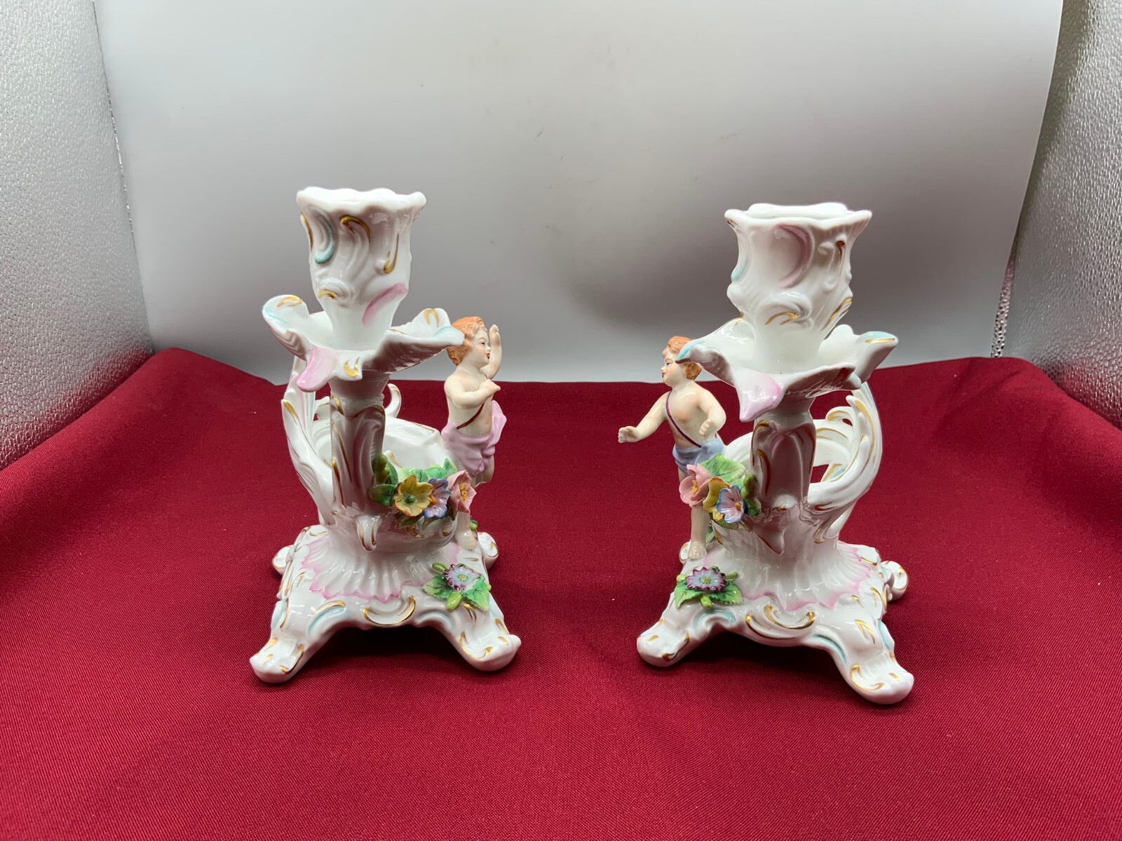 PAAR ROKOKO STIL KERZENLEUCHTER AUS PORZELLAN MIT AMORETTEN SITZENDORF – Bild 3
