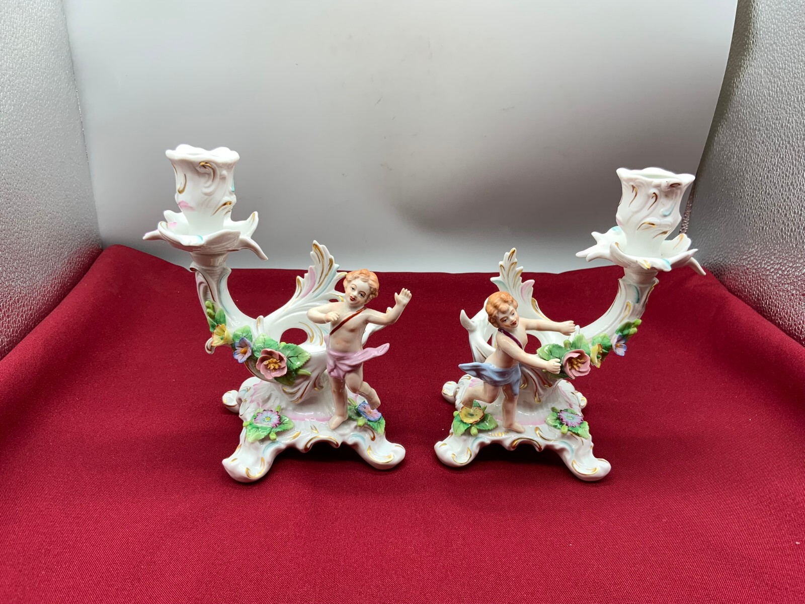 PAAR ROKOKO STIL KERZENLEUCHTER AUS PORZELLAN MIT AMORETTEN SITZENDORF