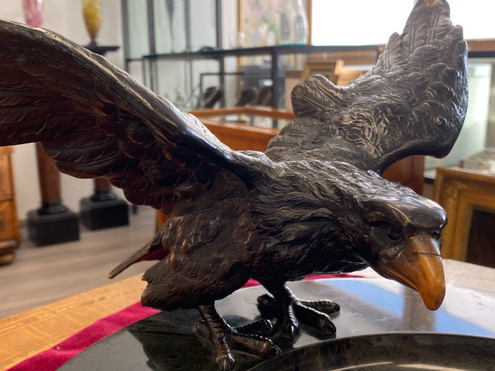 MASSIVE SCHALE AUS MARMOR MIT BRONZE ADLER