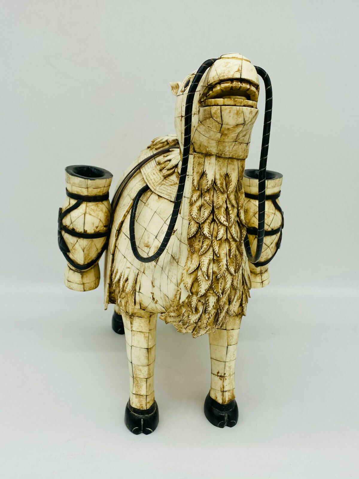 SKULPTUR KAMEL MIT ZWEI WASSERGEFÄSSEN OBERFLÄCHE AUS BEIN GEARBEITET – Bild 6