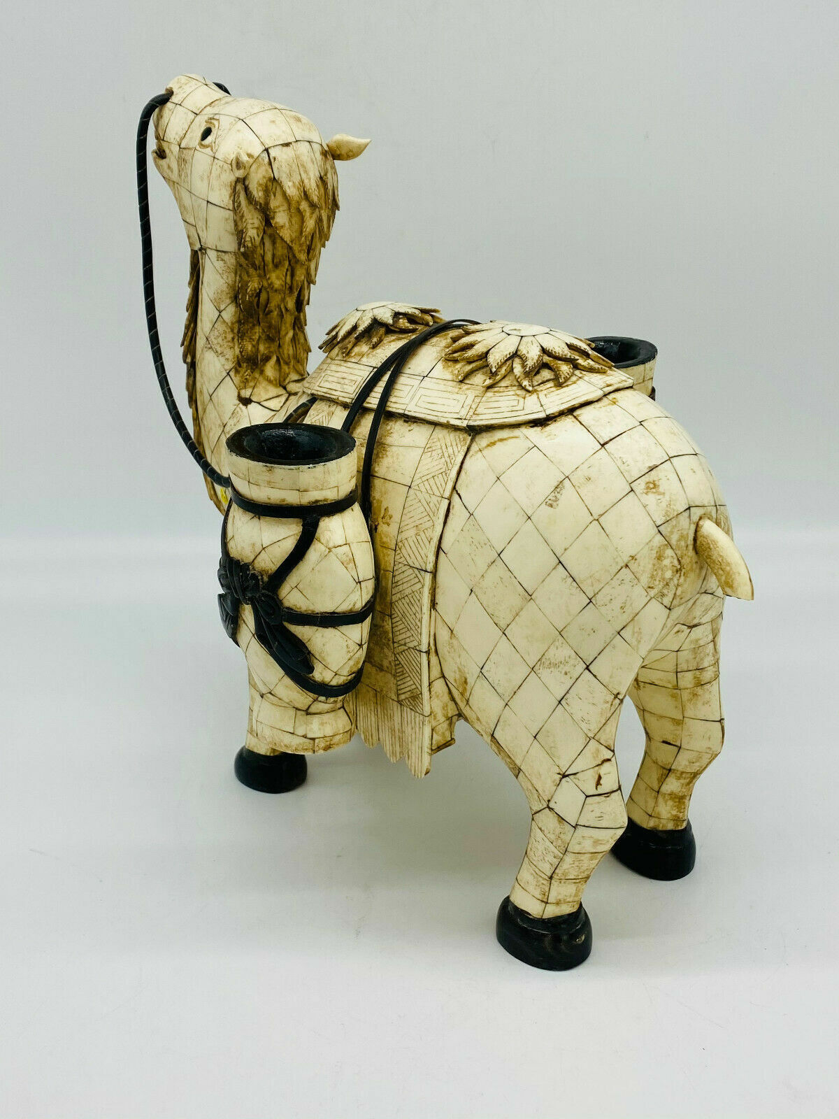 SKULPTUR KAMEL MIT ZWEI WASSERGEFÄSSEN OBERFLÄCHE AUS BEIN GEARBEITET – Bild 8