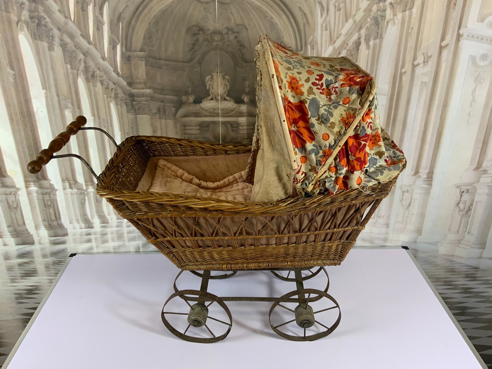 ANTIKER PUPPENWAGEN GEFLECHT METALL UND TEXTIL