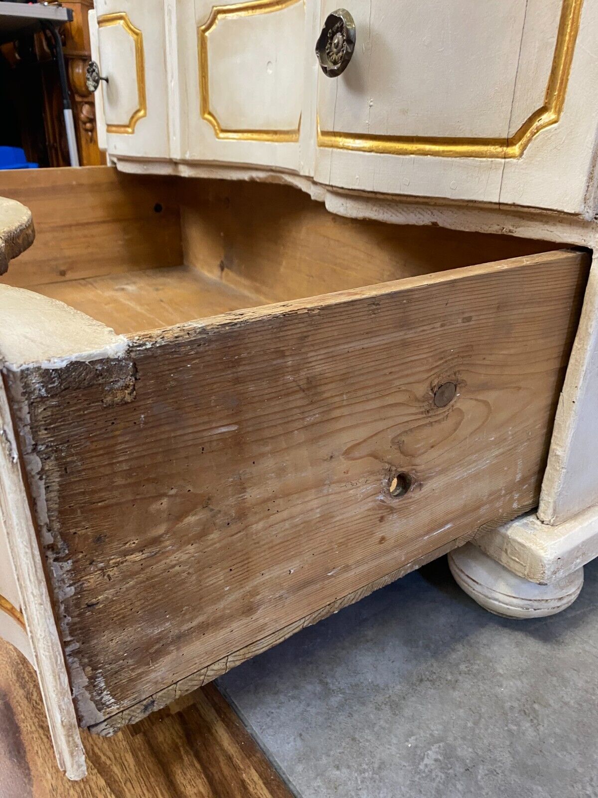 ANTIKE BAROCKKOMMODE BAROCK KOMMODE UM 1760 1780 NEUERE FASSUNG – Bild 16