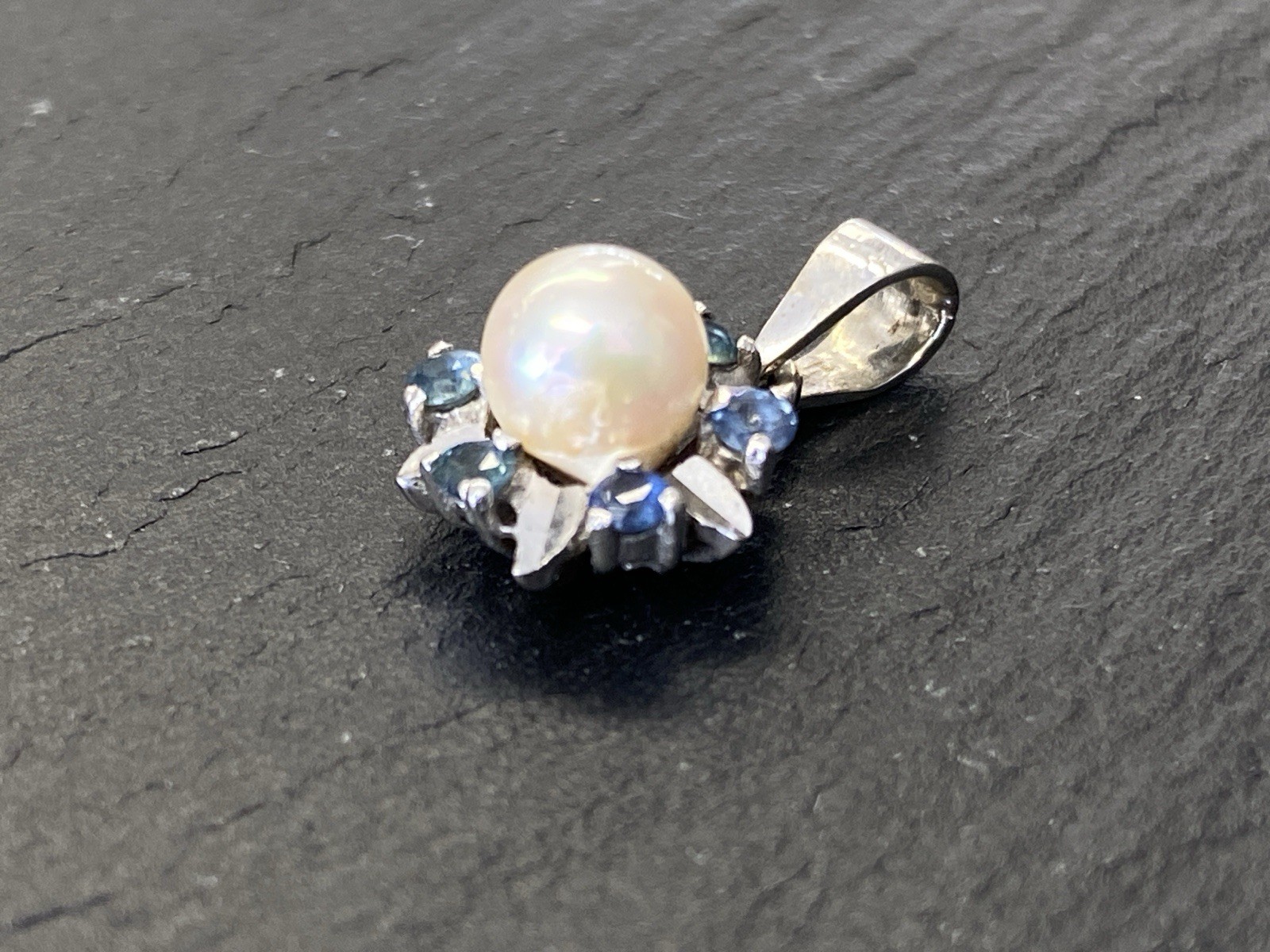 KETTENANHÄNGER KETTEN ANHÄNGER AUS 14K GOLD WEISSGOLD MIT PERLE UND SAPHIREN – Bild 3