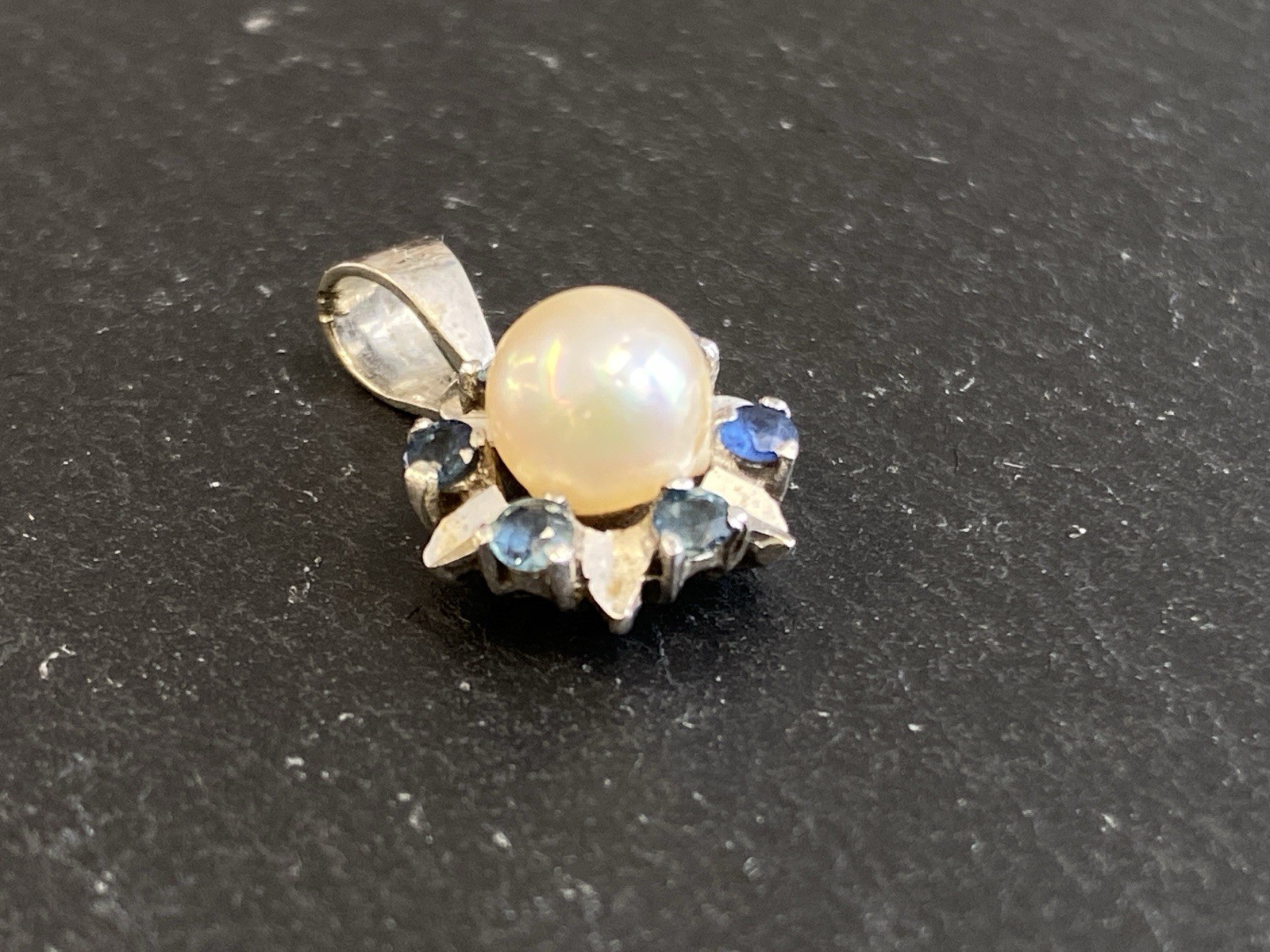 KETTENANHÄNGER KETTEN ANHÄNGER AUS 14K GOLD WEISSGOLD MIT PERLE UND SAPHIREN – Bild 4