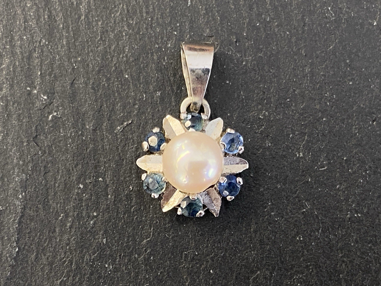 KETTENANHÄNGER KETTEN ANHÄNGER AUS 14K GOLD WEISSGOLD MIT PERLE UND SAPHIREN – Bild 5