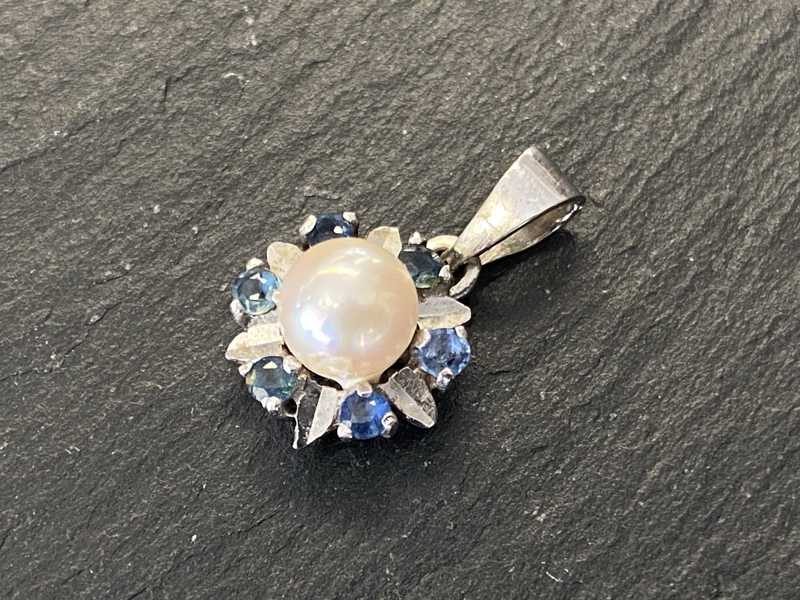 KETTENANHÄNGER KETTEN ANHÄNGER AUS 14K GOLD WEISSGOLD MIT PERLE UND SAPHIREN
