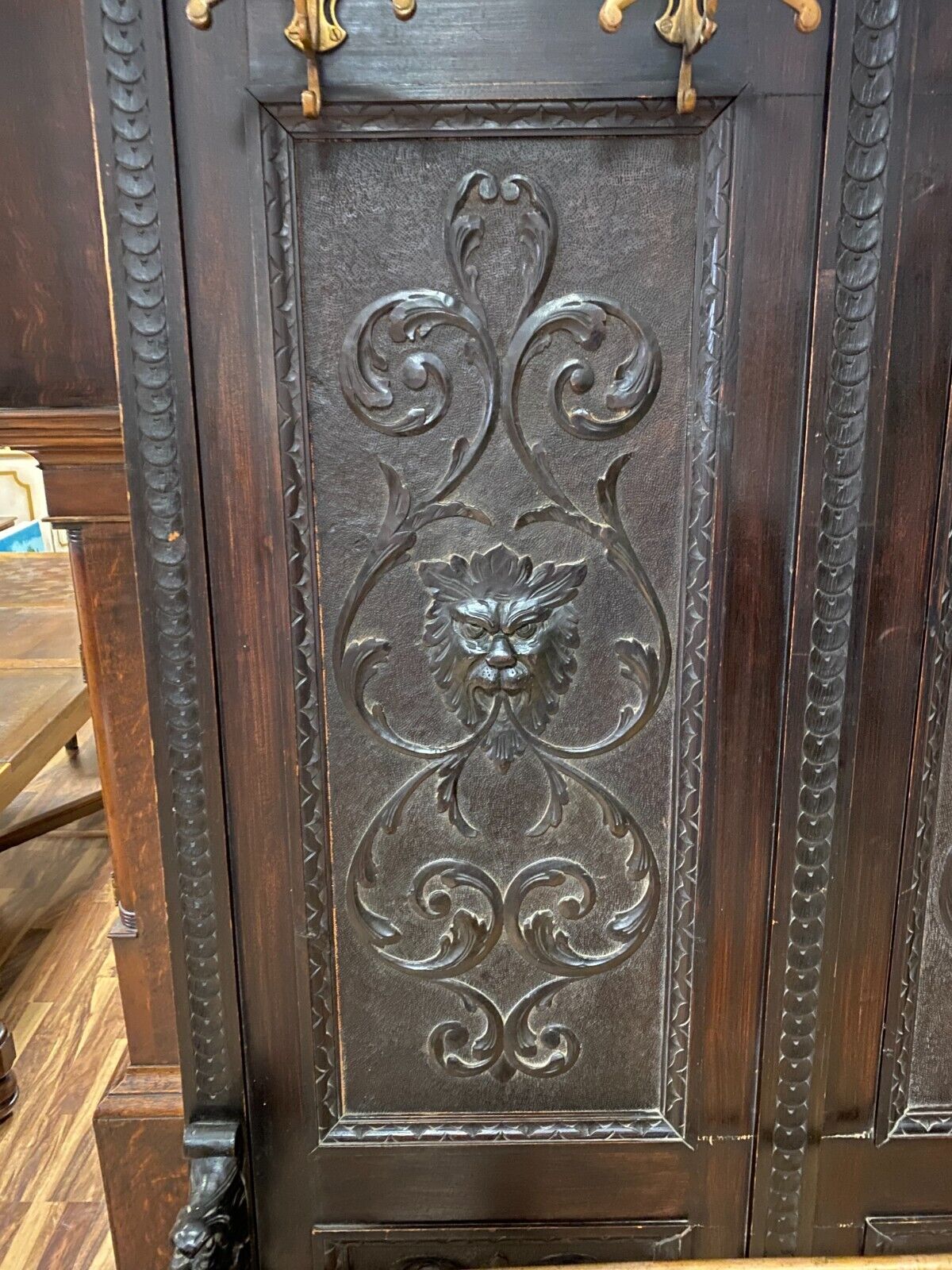 ANTIKE GARDEROBE MIT KÖPFEN UND FRATZEN UM 1890 GRÜNDERZEIT SEHR GROSS 240x120cm – Bild 3
