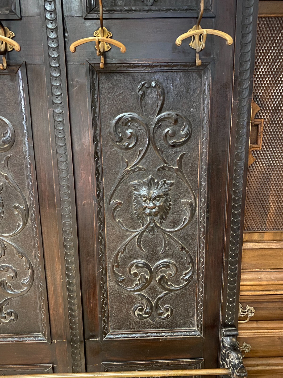 ANTIKE GARDEROBE MIT KÖPFEN UND FRATZEN UM 1890 GRÜNDERZEIT SEHR GROSS 240x120cm – Bild 4