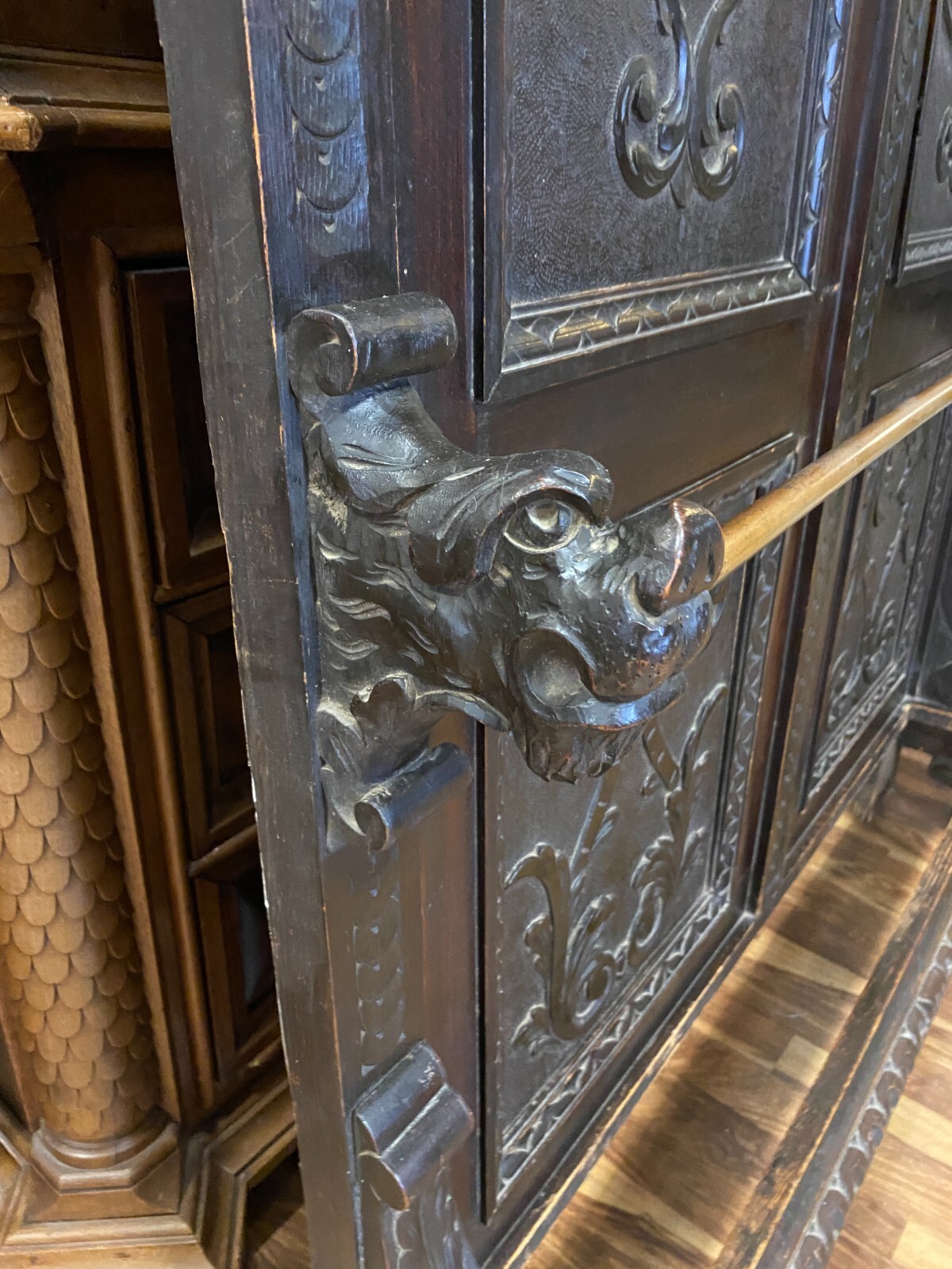 ANTIKE GARDEROBE MIT KÖPFEN UND FRATZEN UM 1890 GRÜNDERZEIT SEHR GROSS 240x120cm – Bild 8