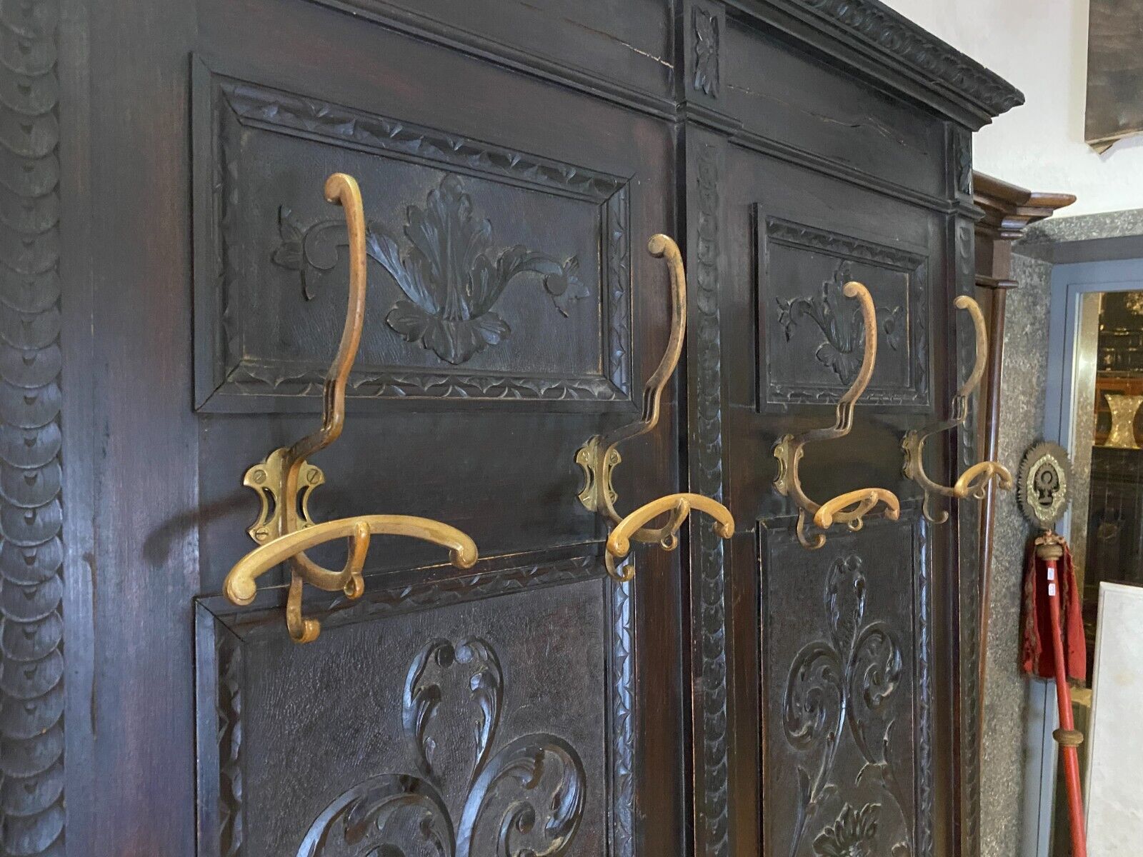 ANTIKE GARDEROBE MIT KÖPFEN UND FRATZEN UM 1890 GRÜNDERZEIT SEHR GROSS 240x120cm – Bild 9