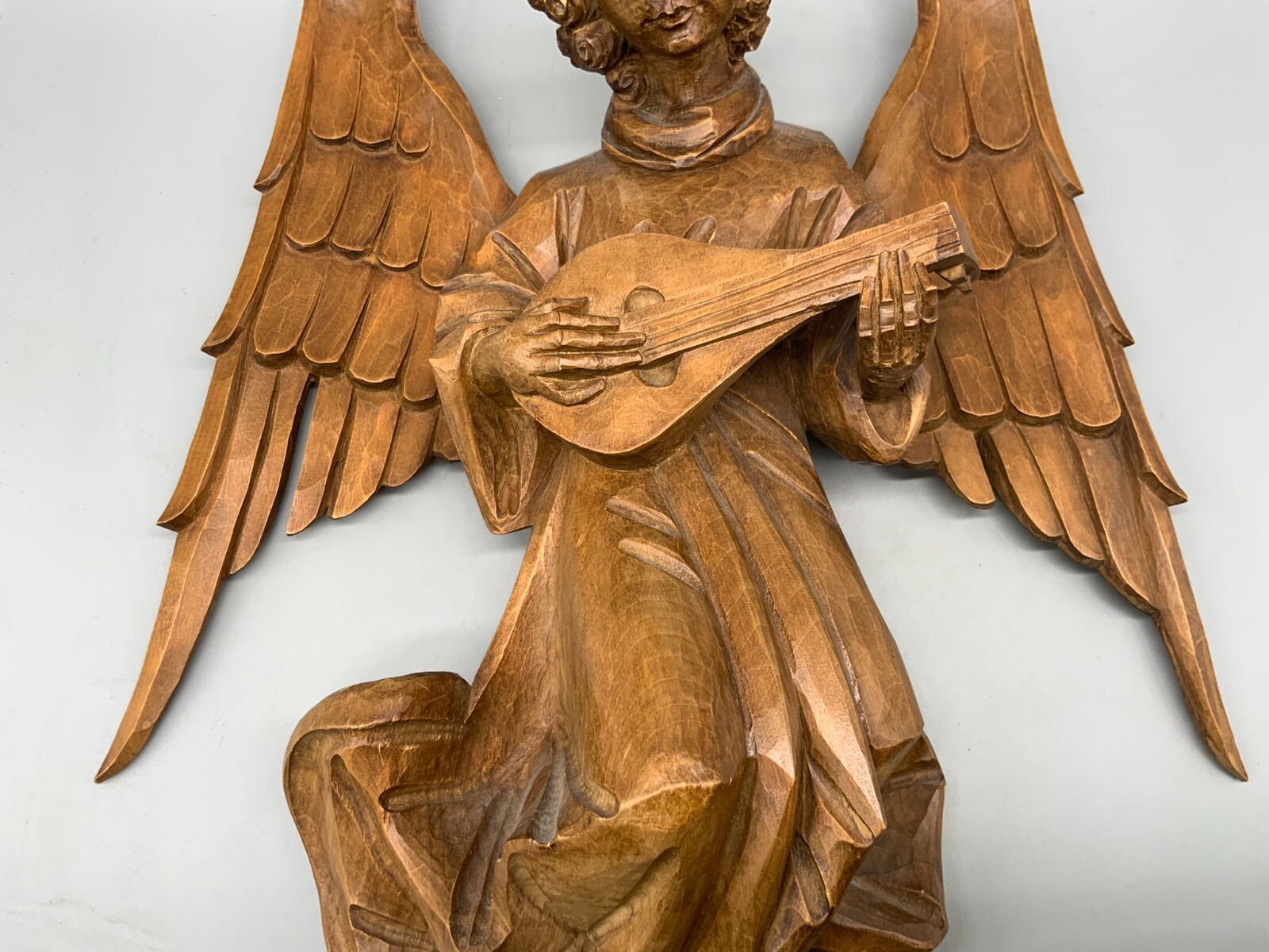 GLORIENENGEL MUSIZIERENDER ENGEL MIT FLÜGELN UND MANDOLINE HOLZ GESCHNITZT 34cm – Bild 4