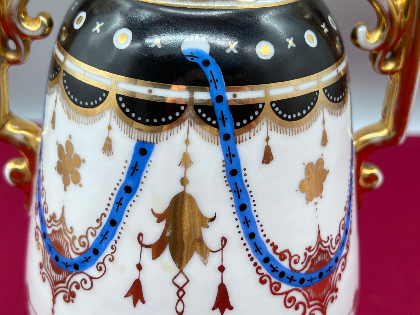 ANTIKE AMPHORE AUS PORZELLAN HANDBEMALT UND VERGOLDET HISTORISMUS UM 1880 – Bild 16