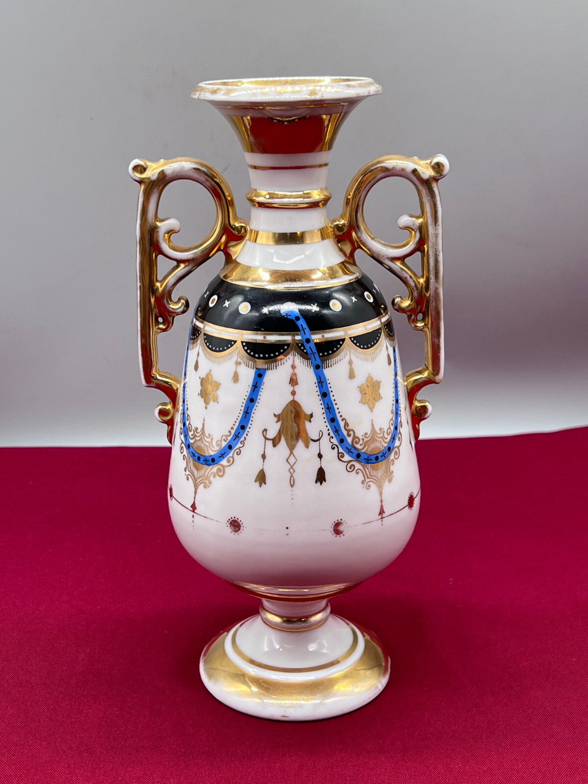 ANTIKE AMPHORE AUS PORZELLAN HANDBEMALT UND VERGOLDET HISTORISMUS UM 1880