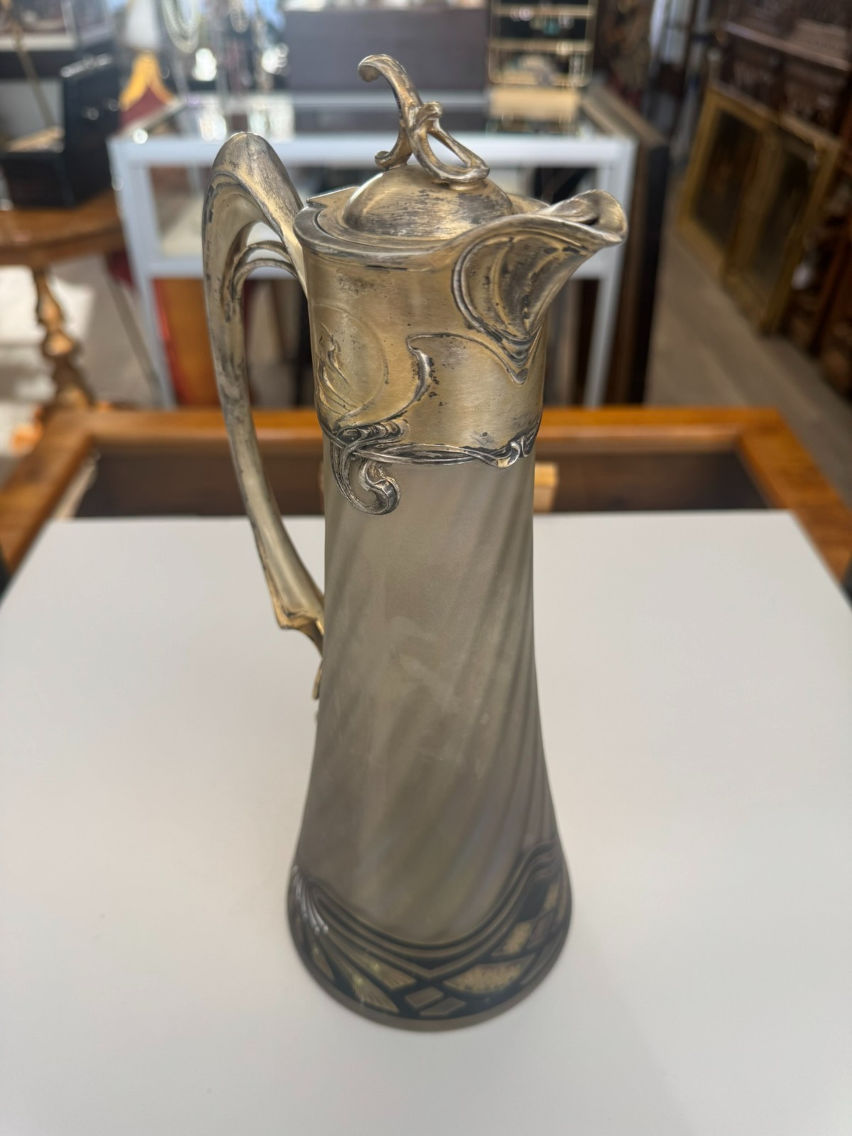 HERAUSRAGENDE JUGENDSTIL KARAFFE AUS SATINIERTEM GLAS MIT VERGOLDETER MONTUR