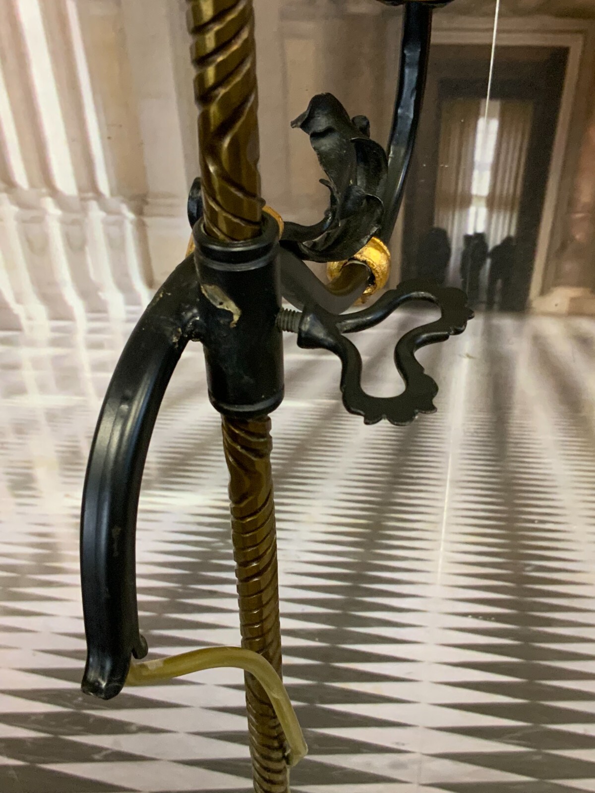 VINTAGE STEHLAMPE AUS EISEN UND MESSING MAXIMALE HÖHE 200cm – Bild 10