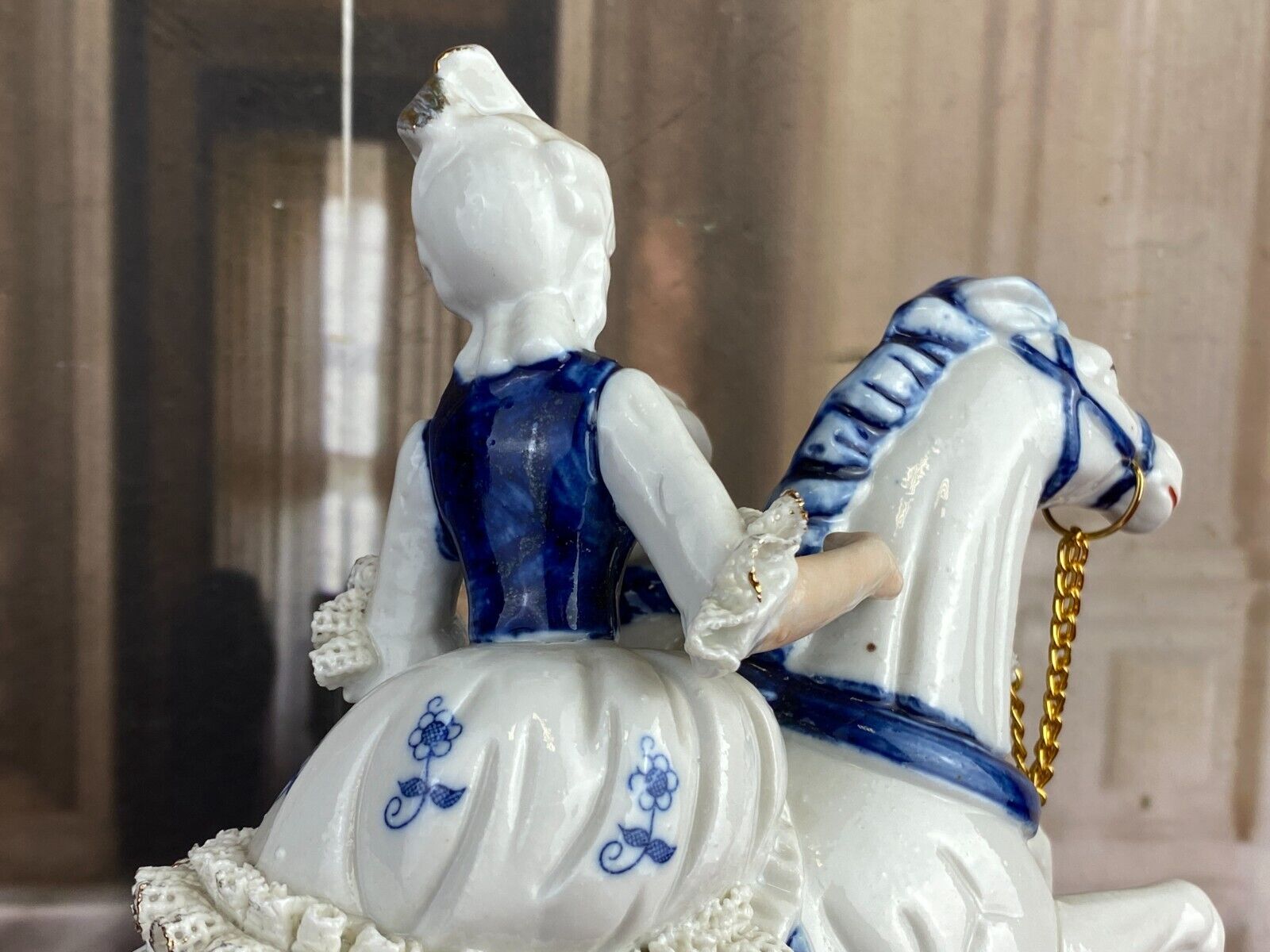 FIGUR AUS PORZELLAN TEILS HANDBEMALT GALANTES ROKOKO PAAR MIT PFERD 21cm – Bild 24
