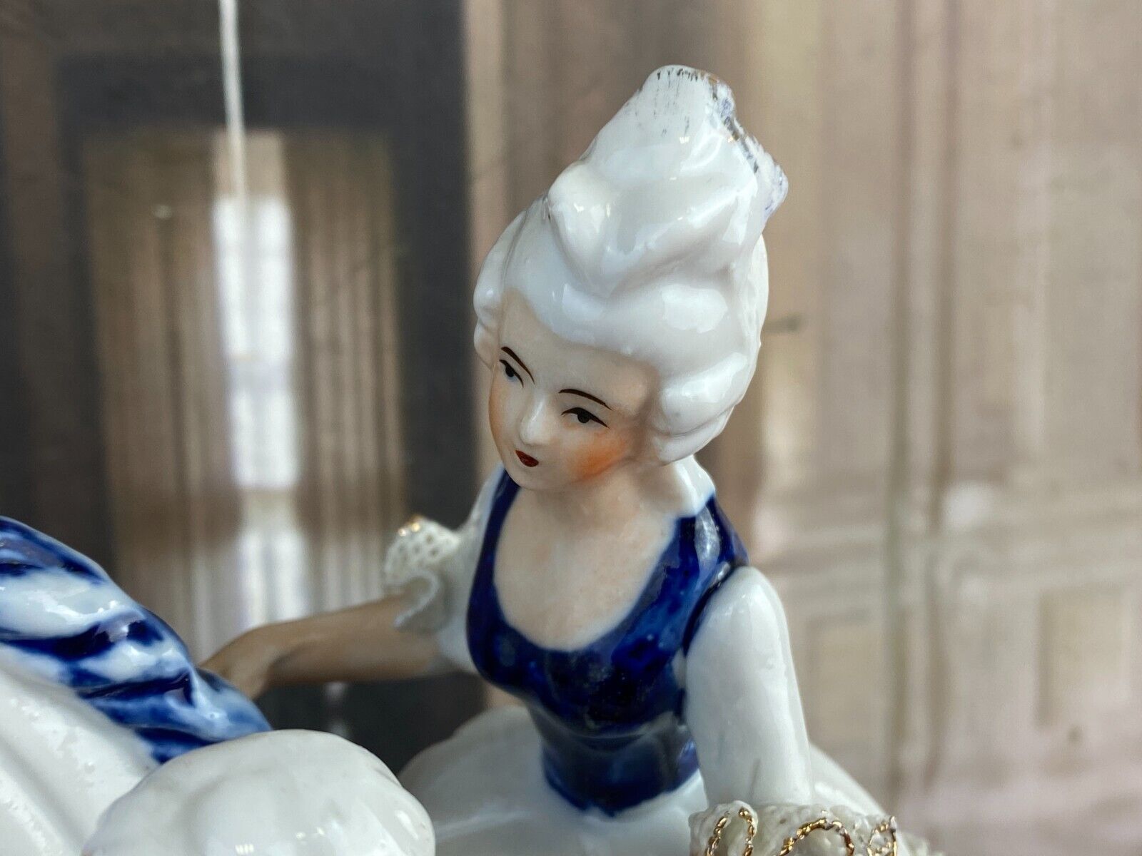 FIGUR AUS PORZELLAN TEILS HANDBEMALT GALANTES ROKOKO PAAR MIT PFERD 21cm – Bild 8
