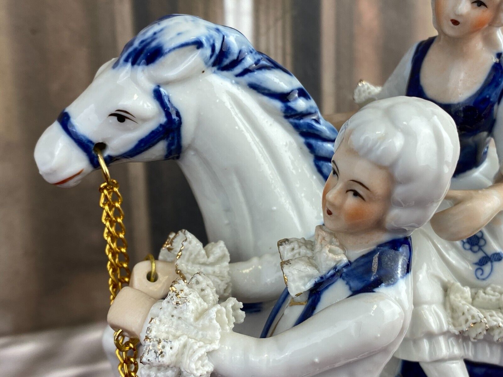 FIGUR AUS PORZELLAN TEILS HANDBEMALT GALANTES ROKOKO PAAR MIT PFERD 21cm – Bild 9