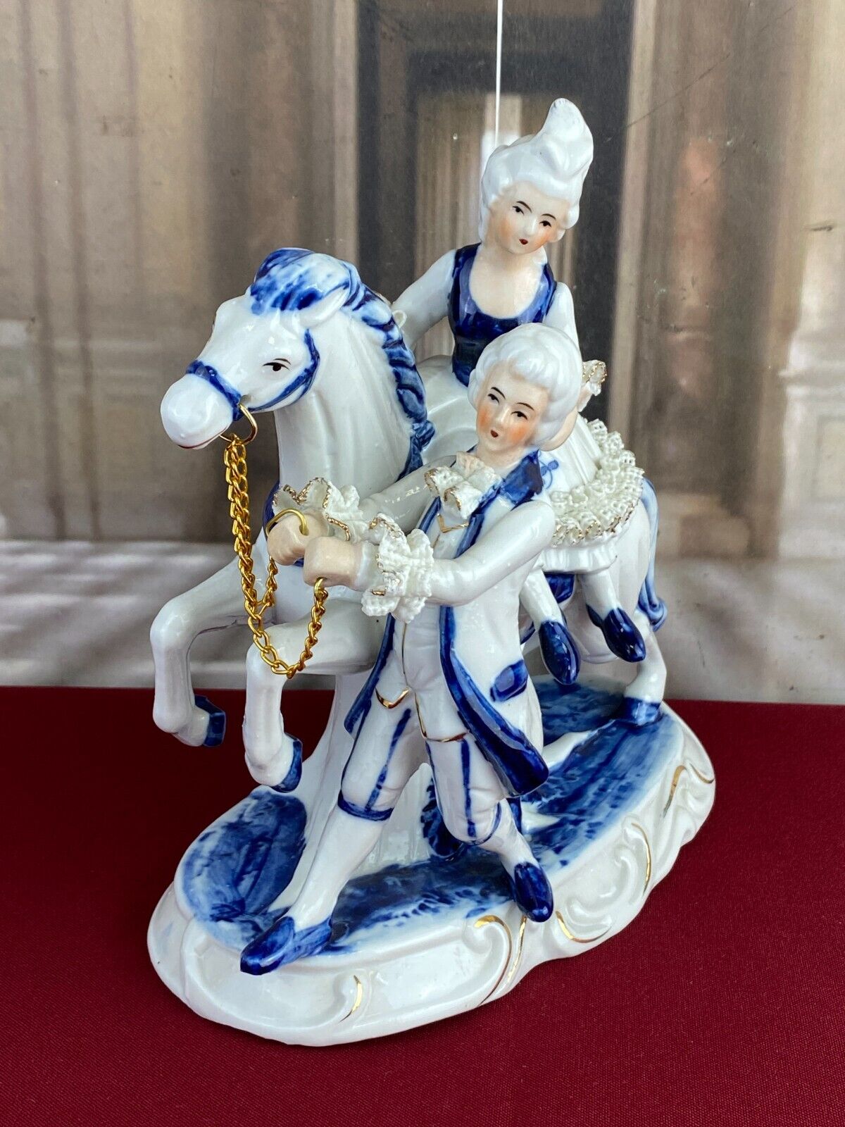 FIGUR AUS PORZELLAN TEILS HANDBEMALT GALANTES ROKOKO PAAR MIT PFERD 21cm
