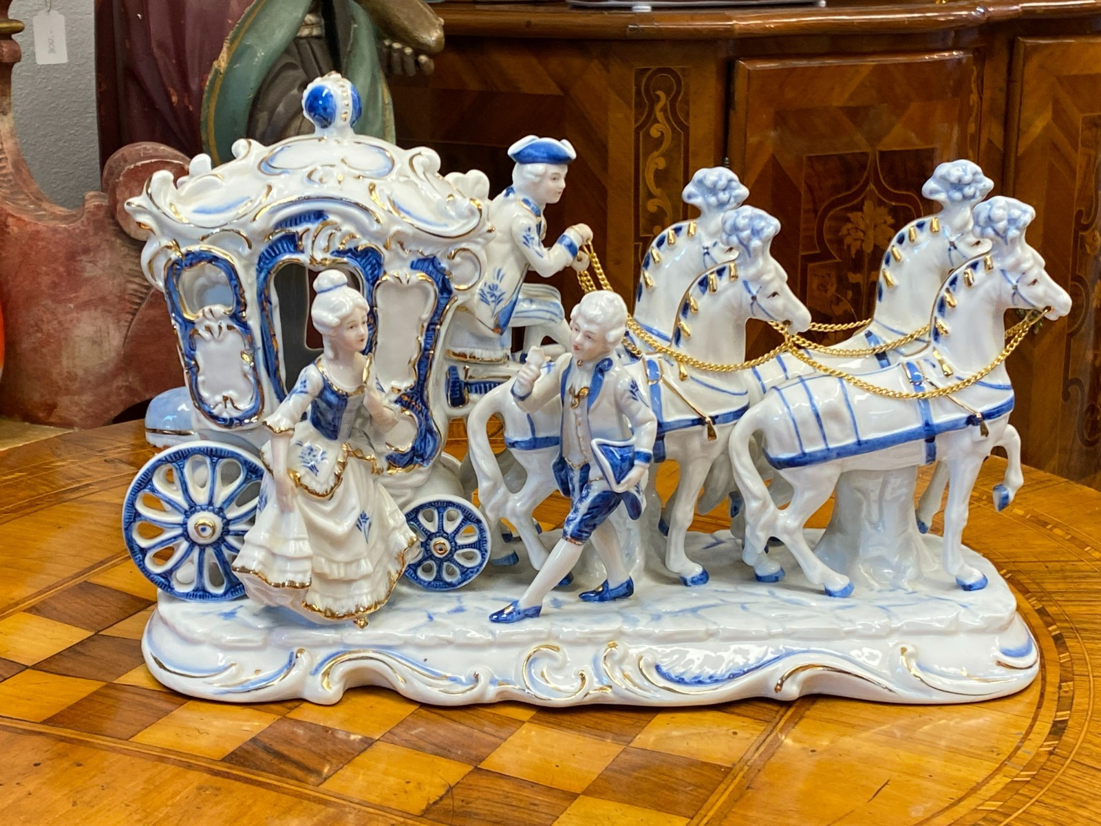 ROKOKO SZENERIE PERSONEN MIT KUTSCHE UND PFERDEN AUS PORZELLAN