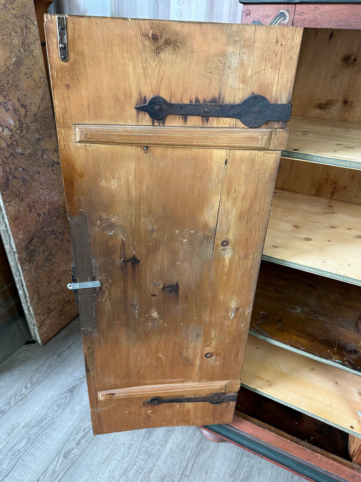 ANTIKER TÖLZER BAUERNSCHRANK SCHRANK FRÜHES 19 TES JHDT HANDBEMALT NUR 149cm – Bild 14