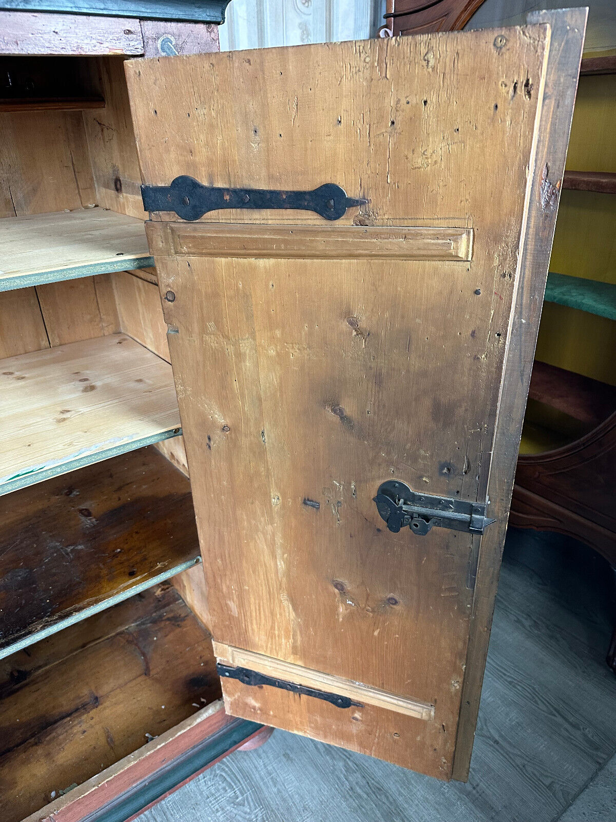 ANTIKER TÖLZER BAUERNSCHRANK SCHRANK FRÜHES 19 TES JHDT HANDBEMALT NUR 149cm – Bild 15