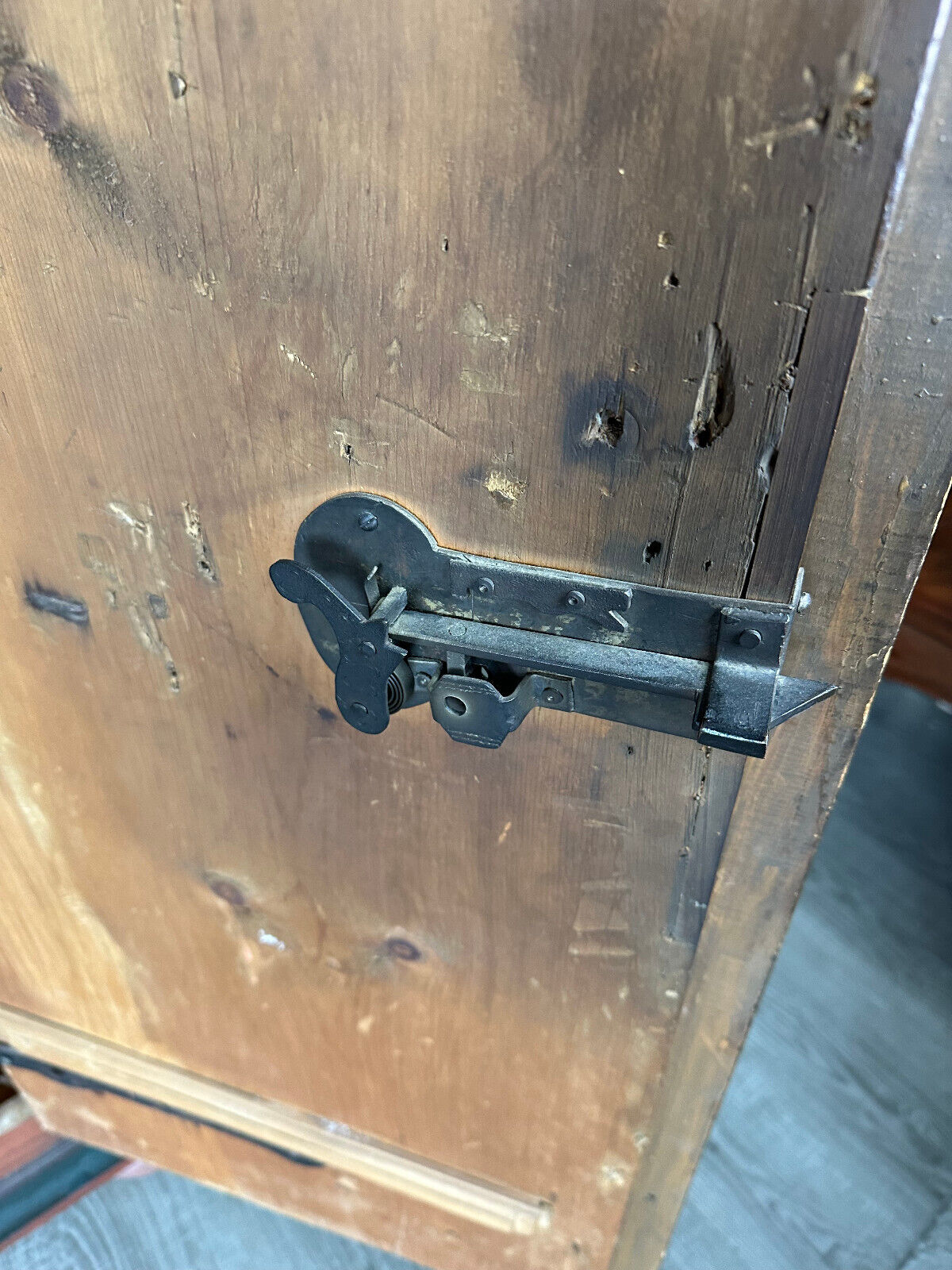 ANTIKER TÖLZER BAUERNSCHRANK SCHRANK FRÜHES 19 TES JHDT HANDBEMALT NUR 149cm – Bild 16